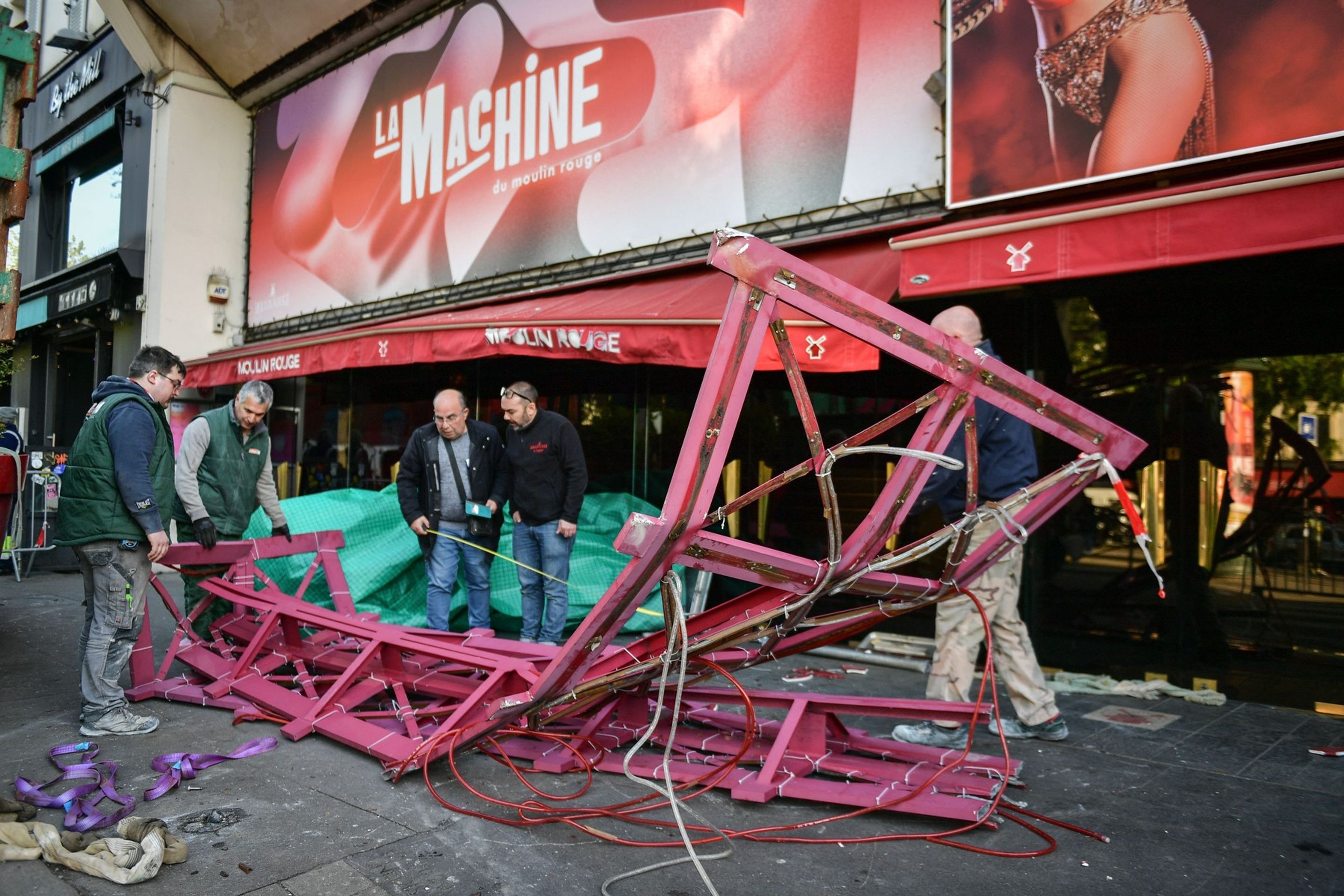 Větrný mlýn nad pařížským kabaretem Moulin Rouge (3) - Větrný mlýn nad pařížským kabaretem Moulin Rouge přišel o svá křídla (1/4)