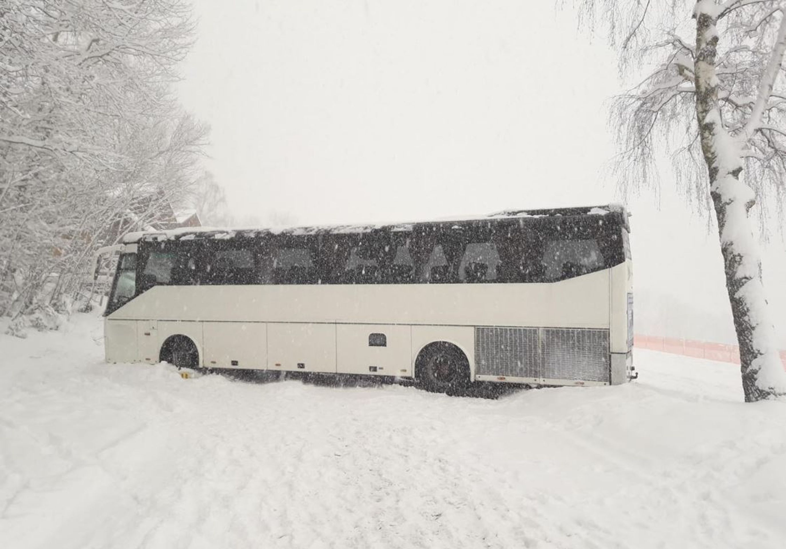 Dopravní situace v Plzeňském kraji - 6 - GALERIE: Sníh ochromil dopravu v Česku (13/18)