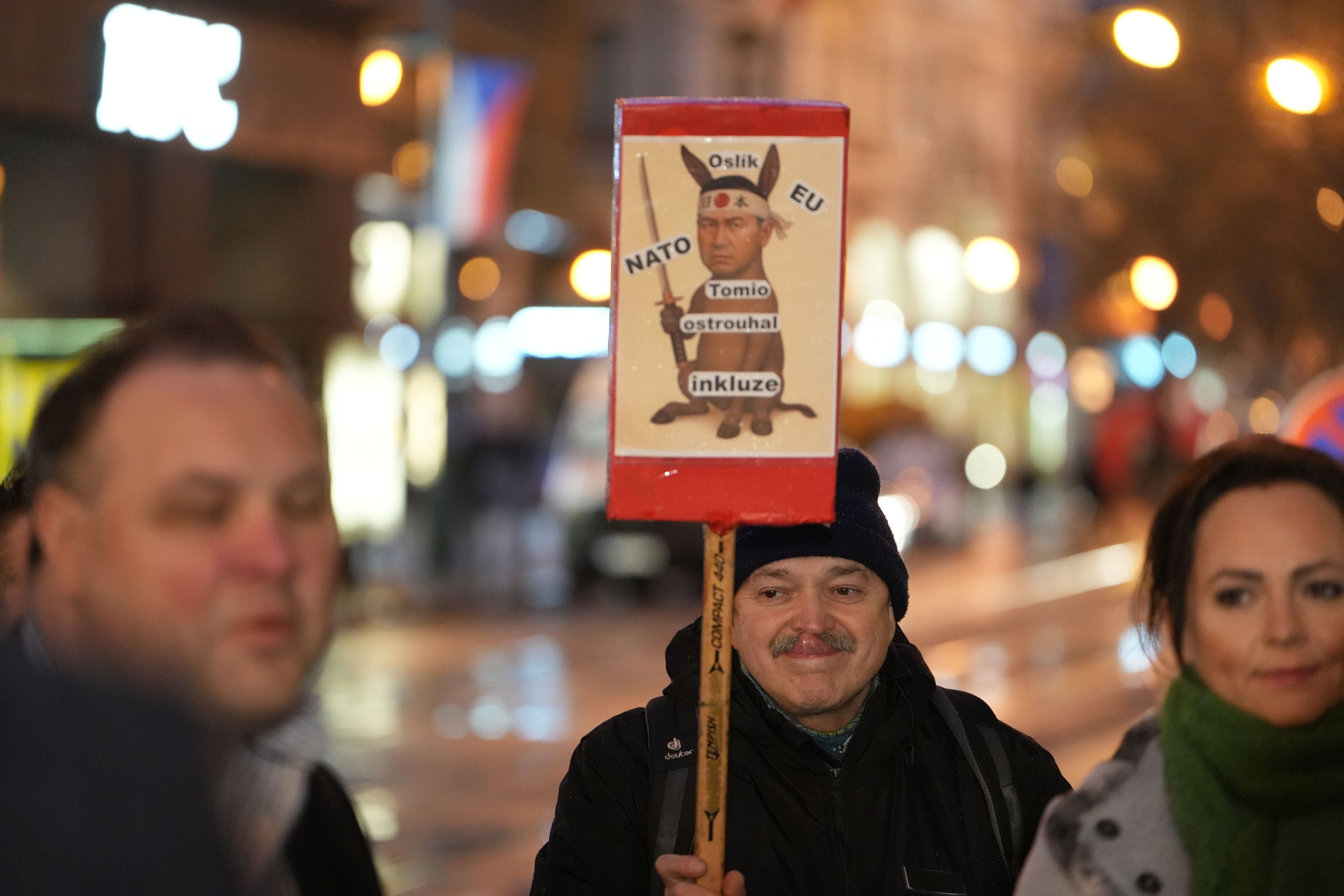 Oslavy 17. listopadu protest s transparentem - 17. listopad na Národní třídě (4/17)