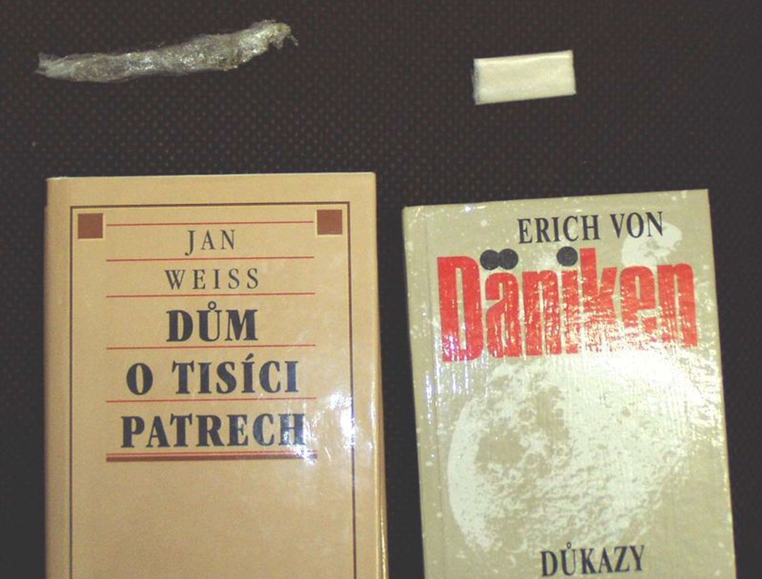 Drogy v knize - Galerie pašování do věznice (1/6)