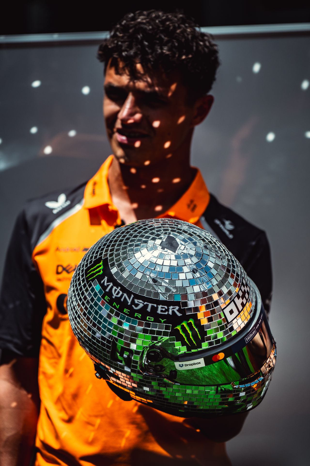 Britský závodník Lando Norris a jeho speciální helma - Fotogalerie Mariana Chytky z Formule 1 v Miami (8/10)