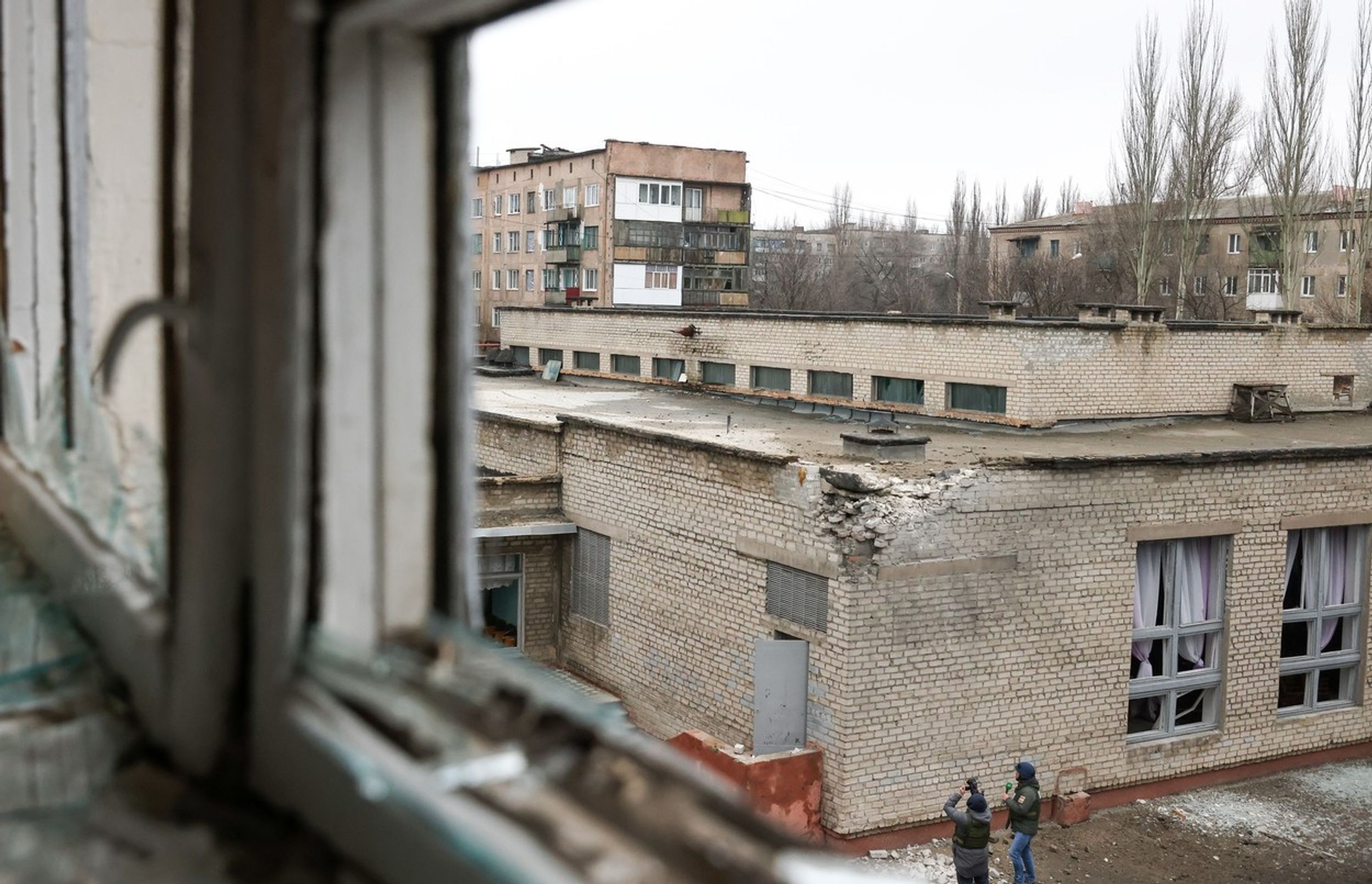Zničená budova školy v důsledku ostřelování v Doněcké oblasti (2) - Druhý den války na Ukrajině (2/24)
