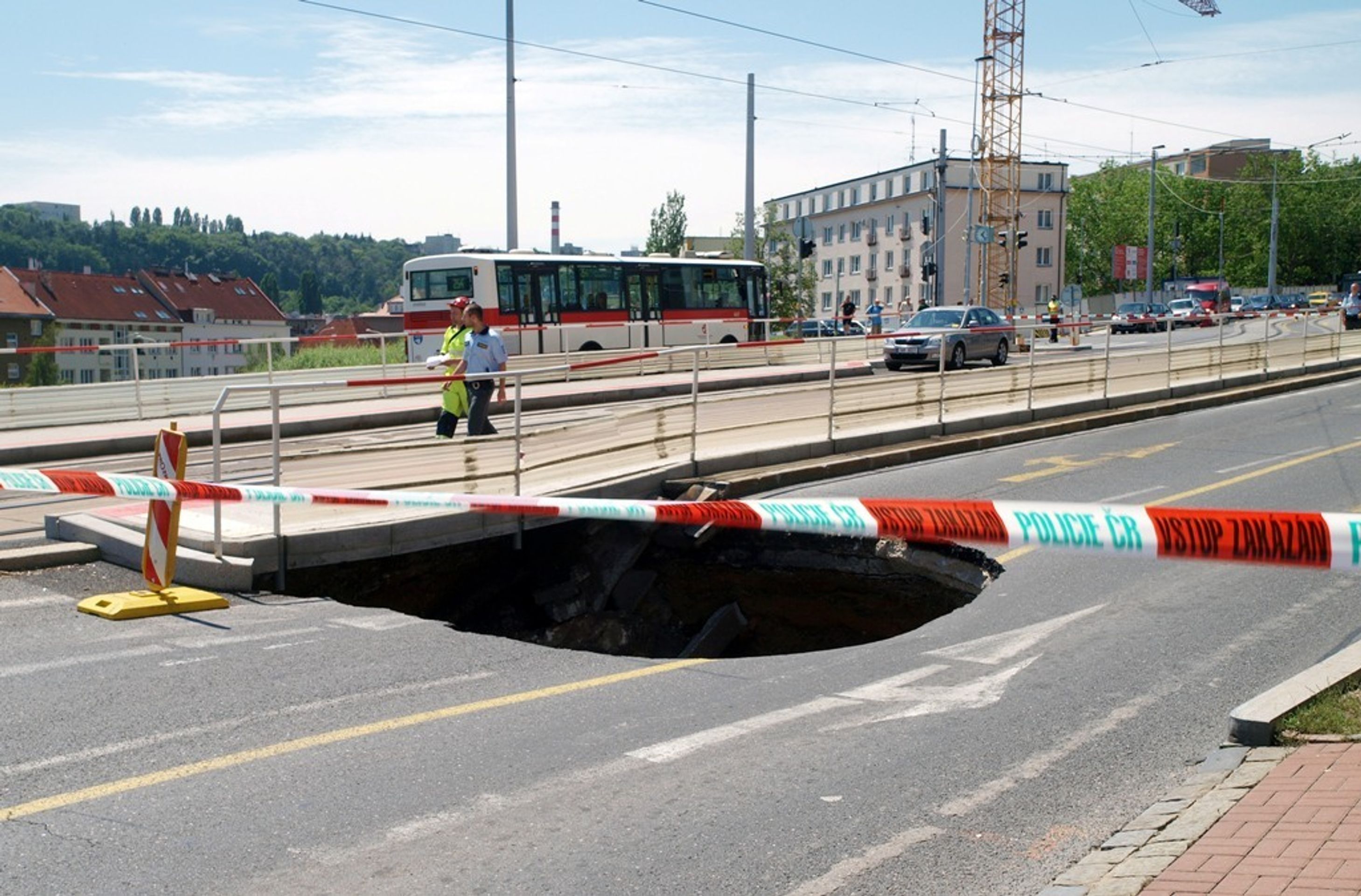 Propad v Evropské ulici v Praze - 5 - Opravy propadlé silnice v Evropské ulici v Praze (6/10)