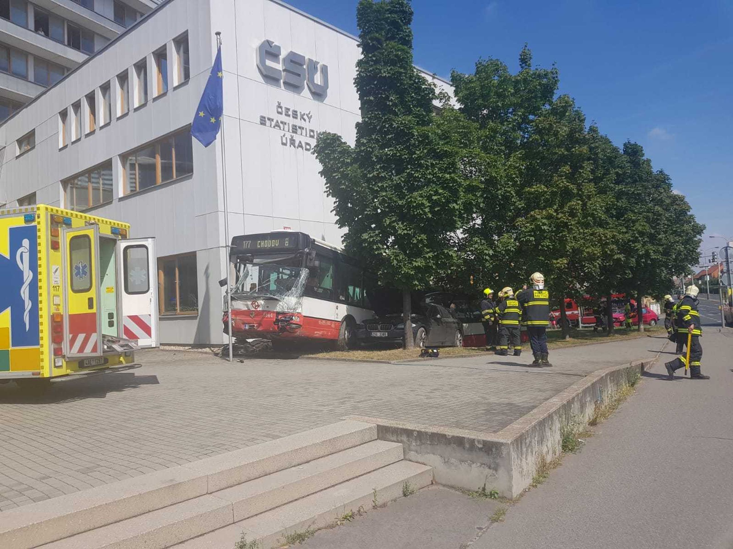 Nehoda autobusu a dvou aut v Praze - 1 - GALERIE: Autobus po srážce s dvěma auty narazil do budovy ČSÚ (5/5)