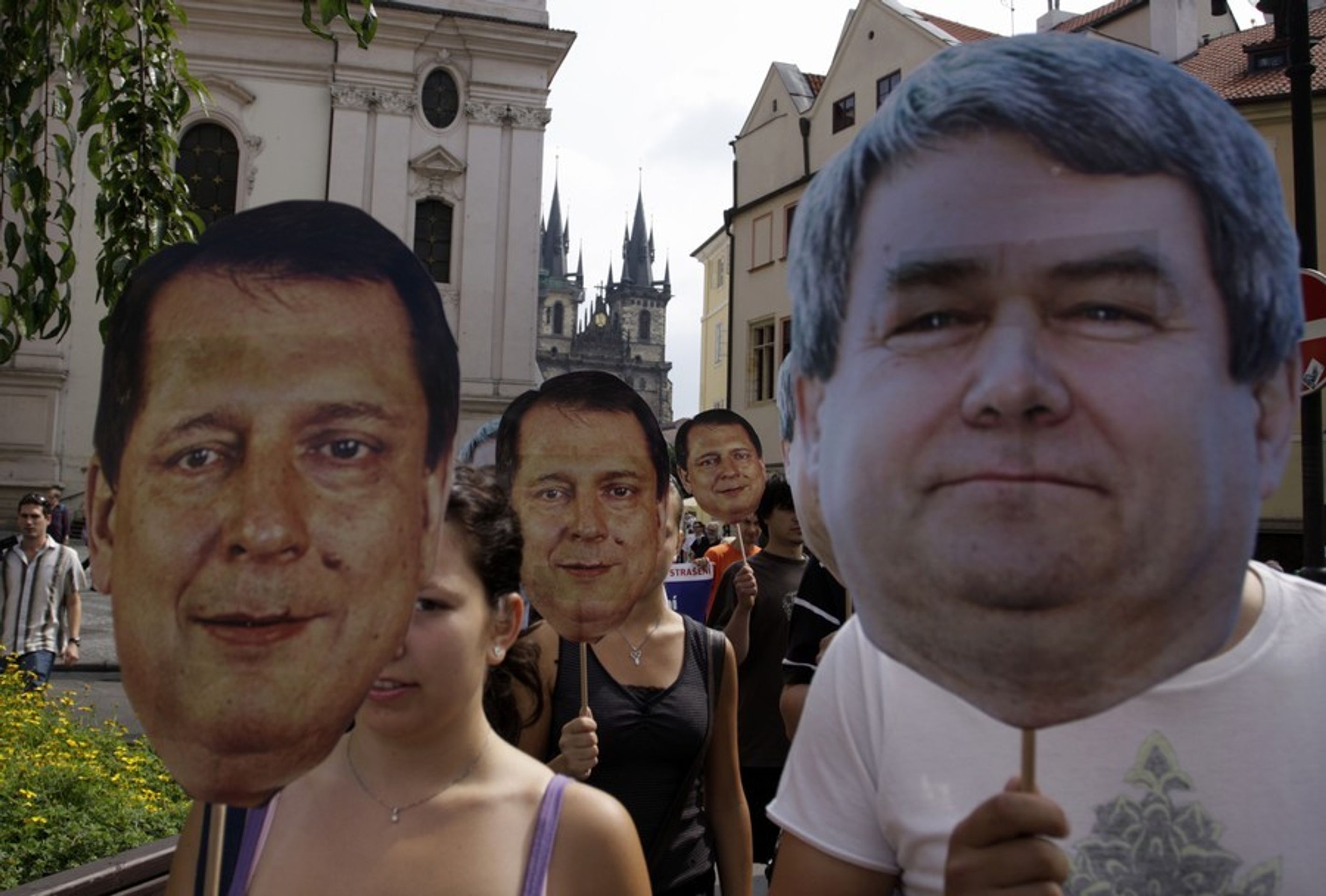 Studenti v maskách Paroubka a Filipa pochodovali Prahou-11 - Galerie: Paroubkove (13/13)
