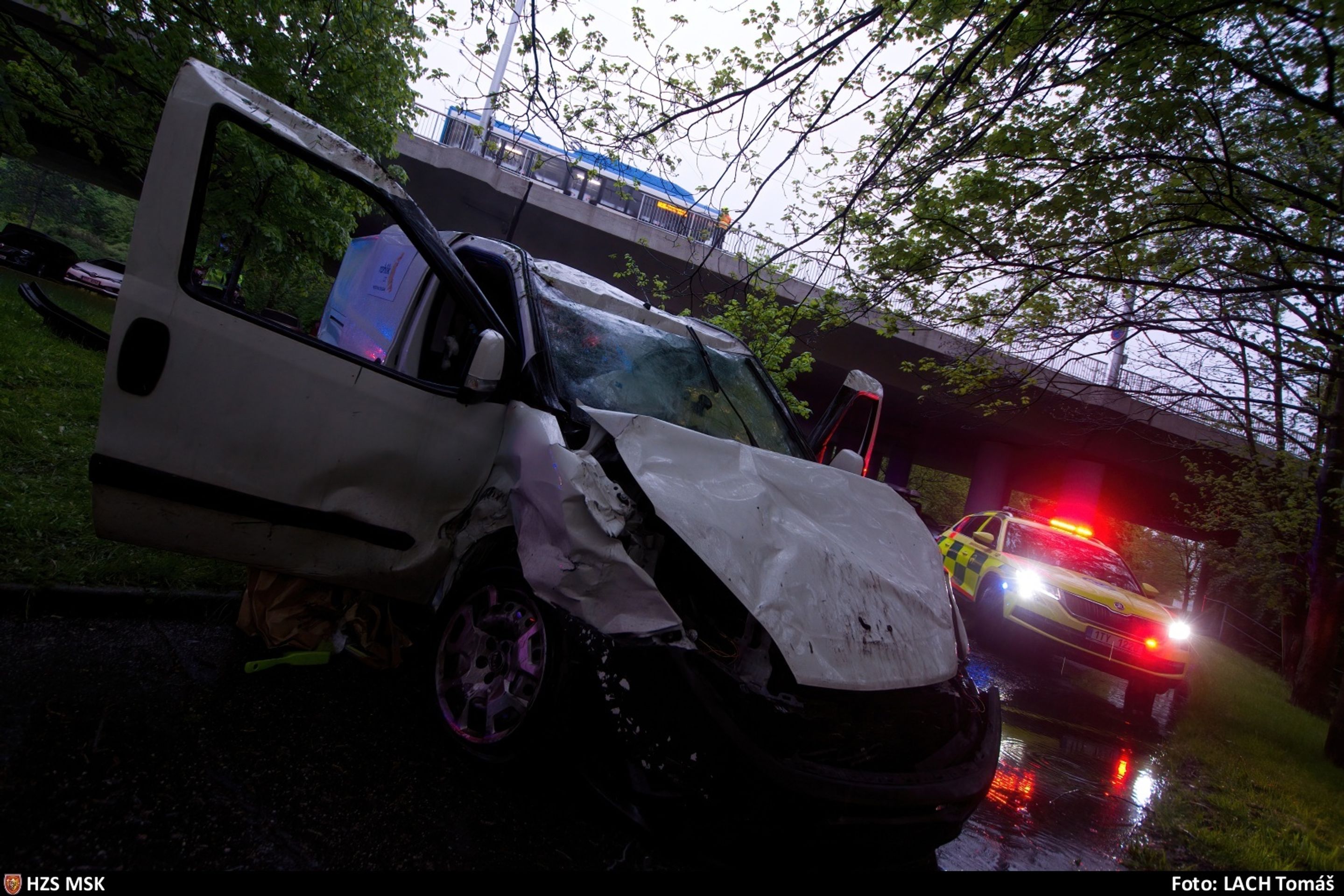 Auto po nehodě v Ostravě prorazilo zábradlí a spadlo z mostu - 4 - GALERIE: Auto v Ostravě prorazilo zábradlí a spadlo z mostu (5/7)