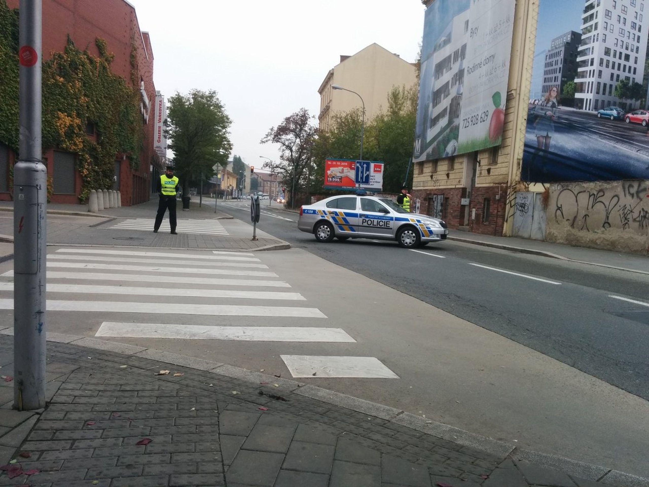Policie vyklidila okolí nádraží Zvonařka v Brně - GALERIE: Kolaps dopravy v Brně kvůli anonymovi (2/5)