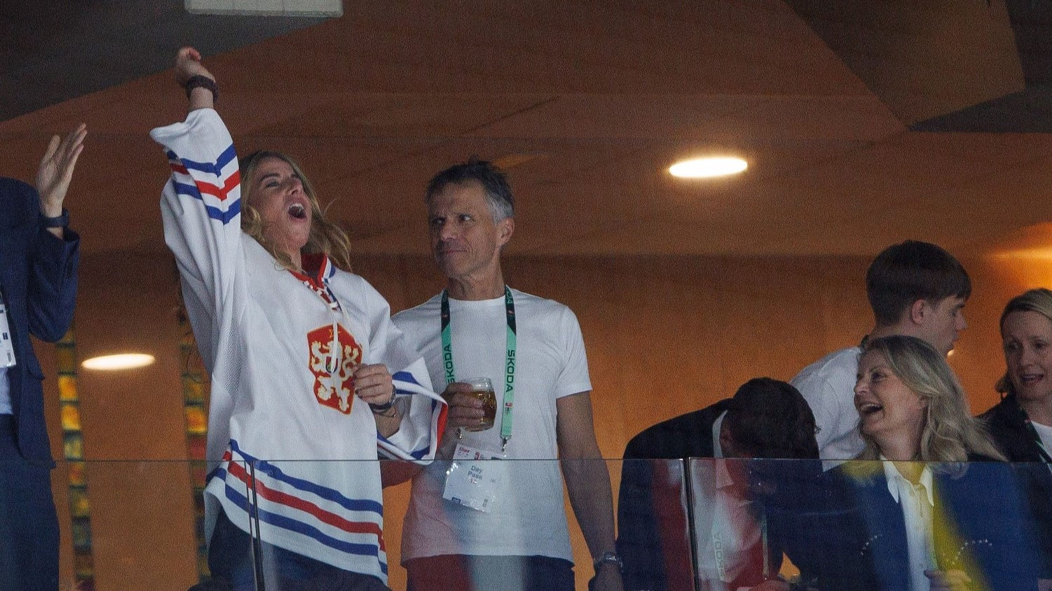 Ester Ledecká a Janek Ledecký na hokejovém mistrovství světa - Celebrity na hokejovém mistrovství světa (5/7)