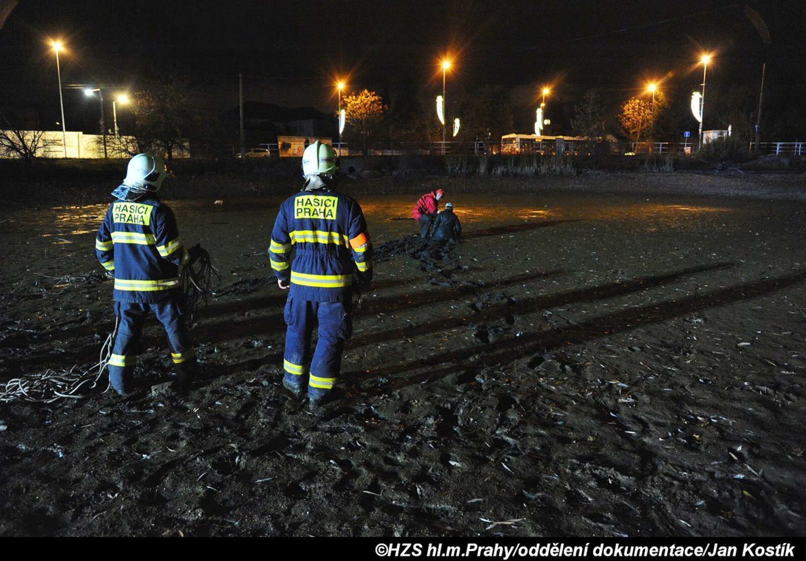 Muž uvízl po pás v bahně - 1 - GALERIE: Muž uvízl po pás v bahně (1/4)