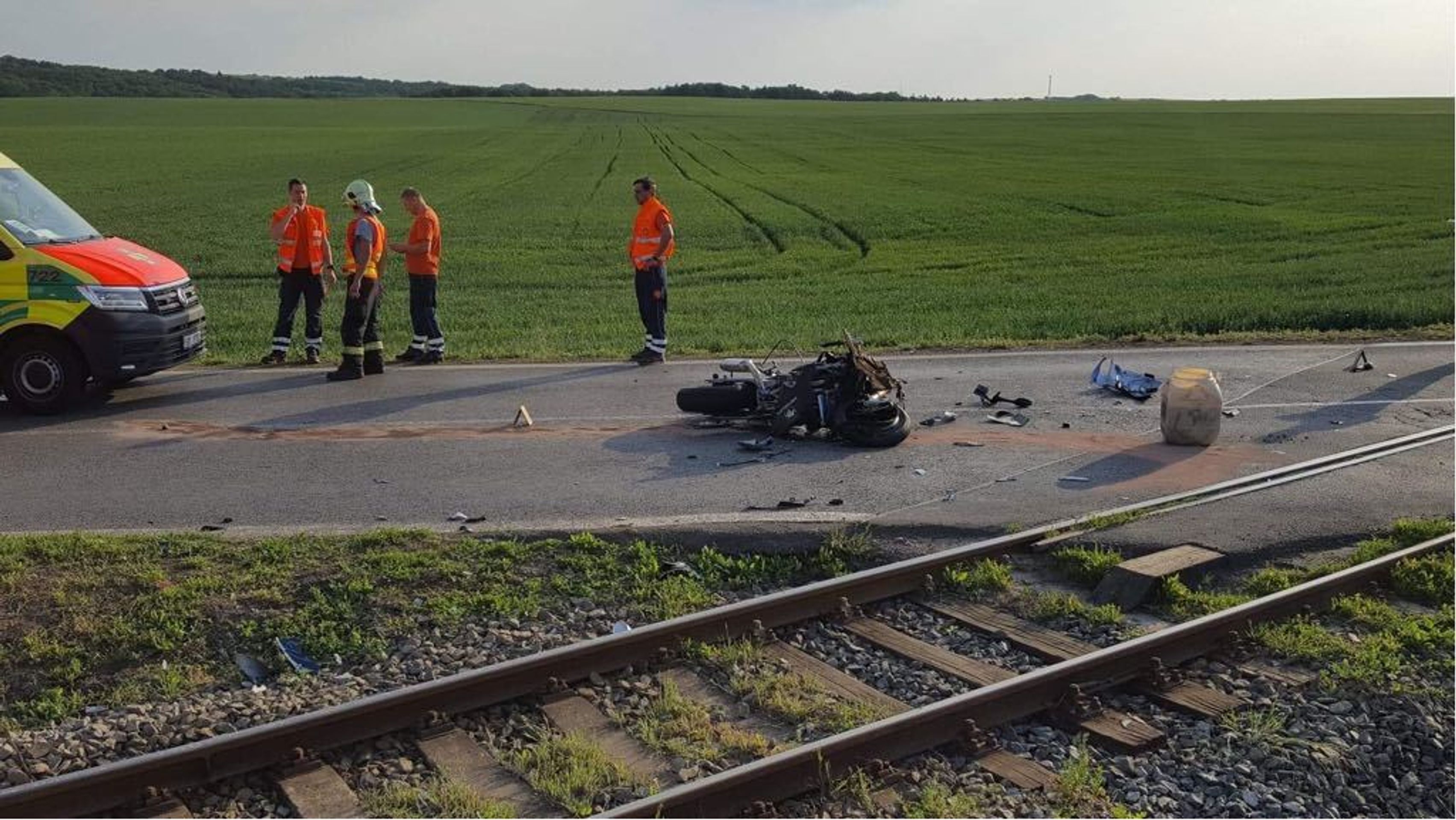 Smrtelná nehoda motorkáře na přejezdu u Kralup nad Vltavou - 5 - GALERIE: Smrtelná nehoda motorkáře na přejezdu u Kralup nad Vltavou (1/5)