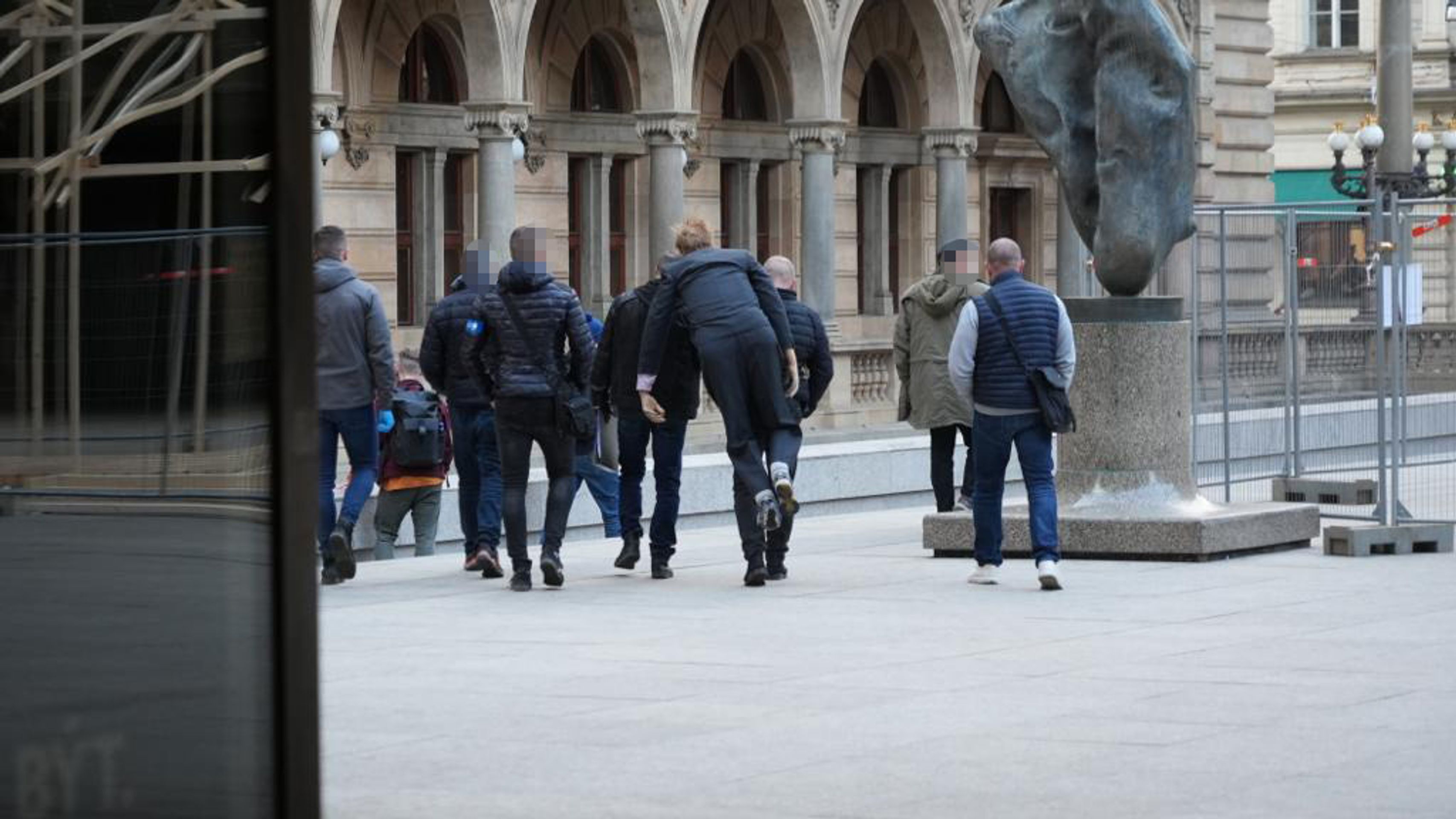 Policejní pokus s figurínou pádu muže - Policejní vyšetřování a zadržení podezřelého (3/9)