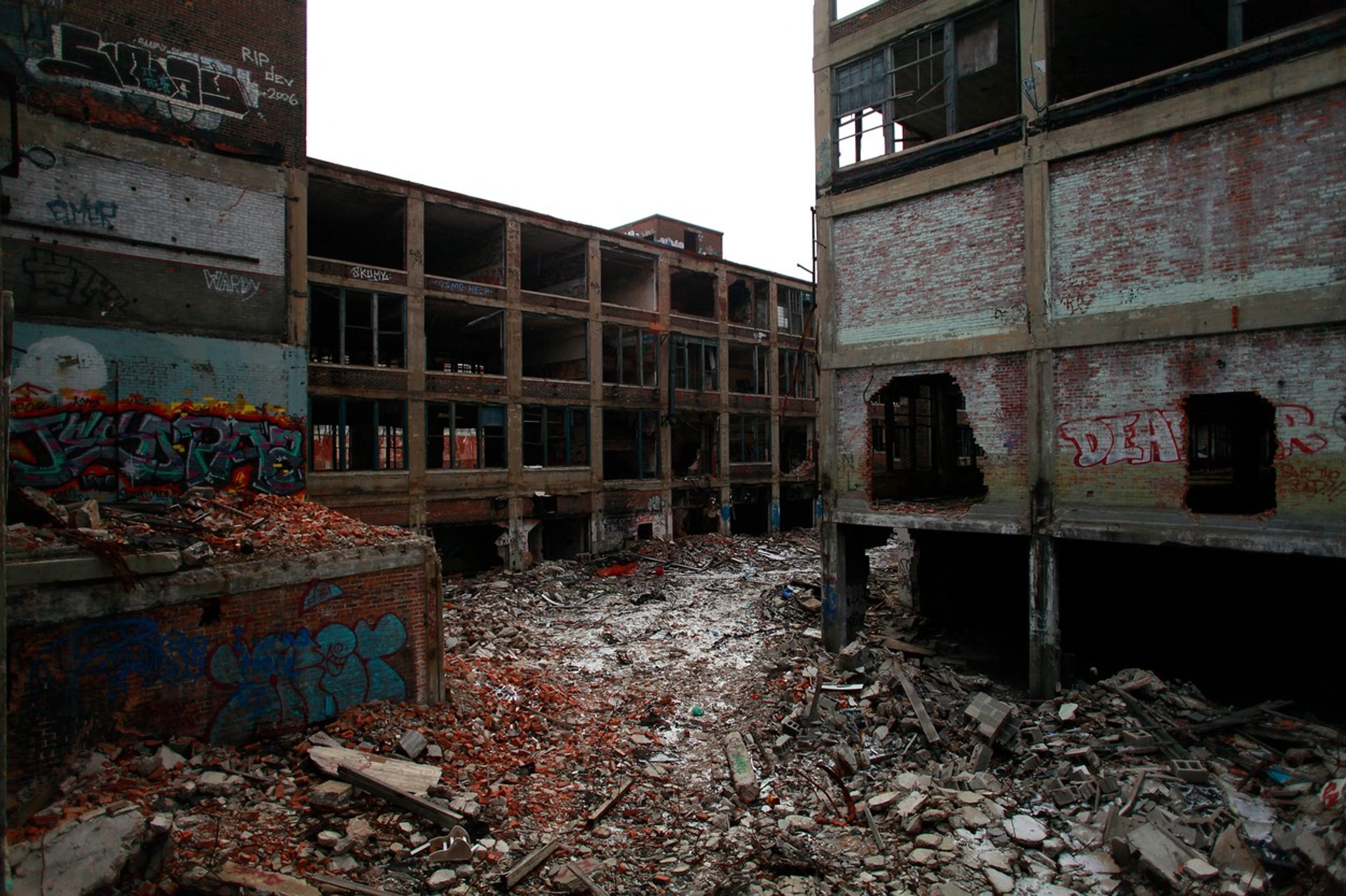 Packard Automotive Plant v Detroitu - Slavná obří továrna Packardu v Detroitu v dobách největší slávy a dnes (2/22)