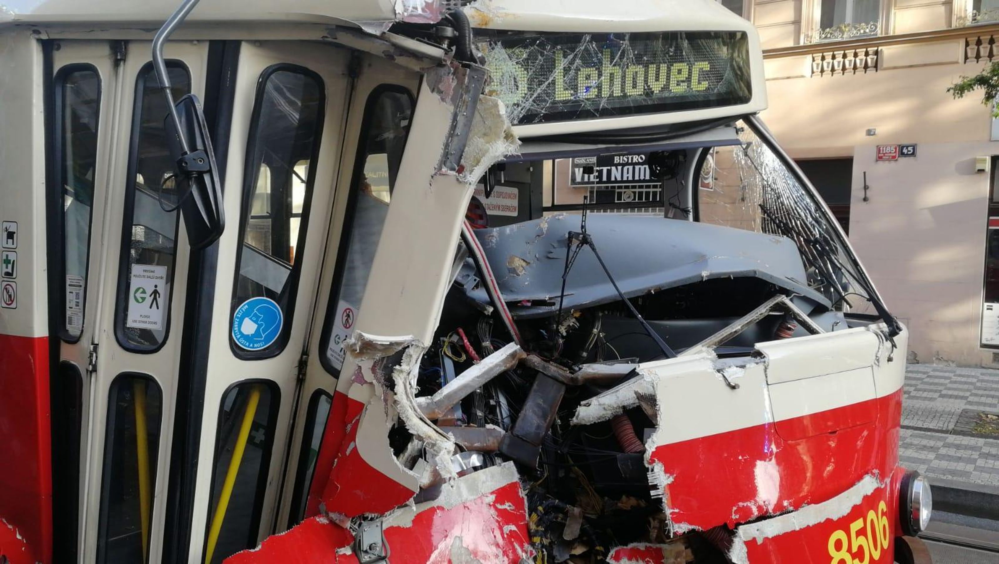 V Praze se srazila tramvaj s popelářským vozem - 6 - GALERIE: V Praze se srazila tramvaj s popelářským vozem (2/6)