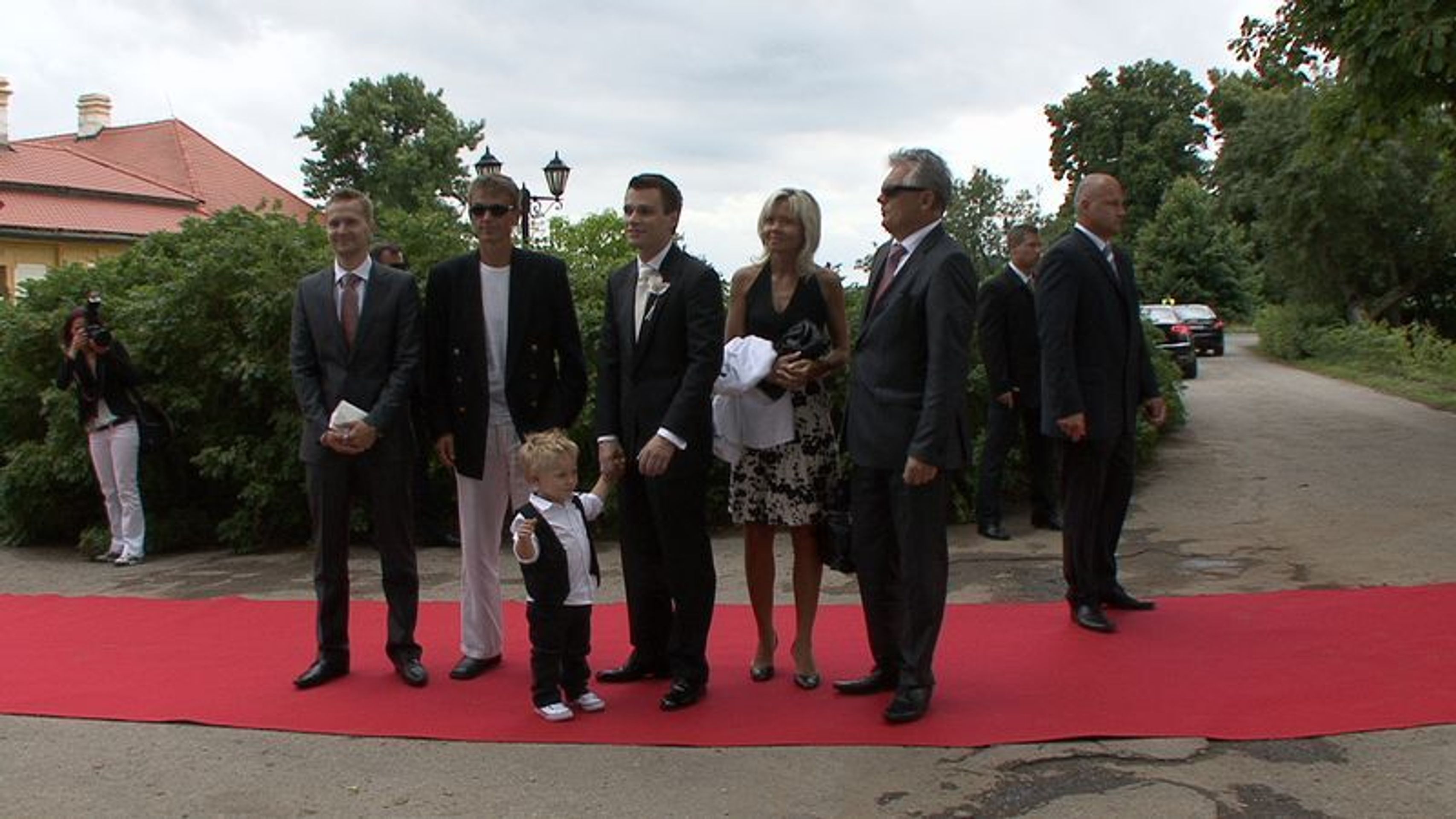 Leoš Mareš se synem, svědkem a svým otcem s manželkou - galerie: Leoš Mareš, svatba (2/13)