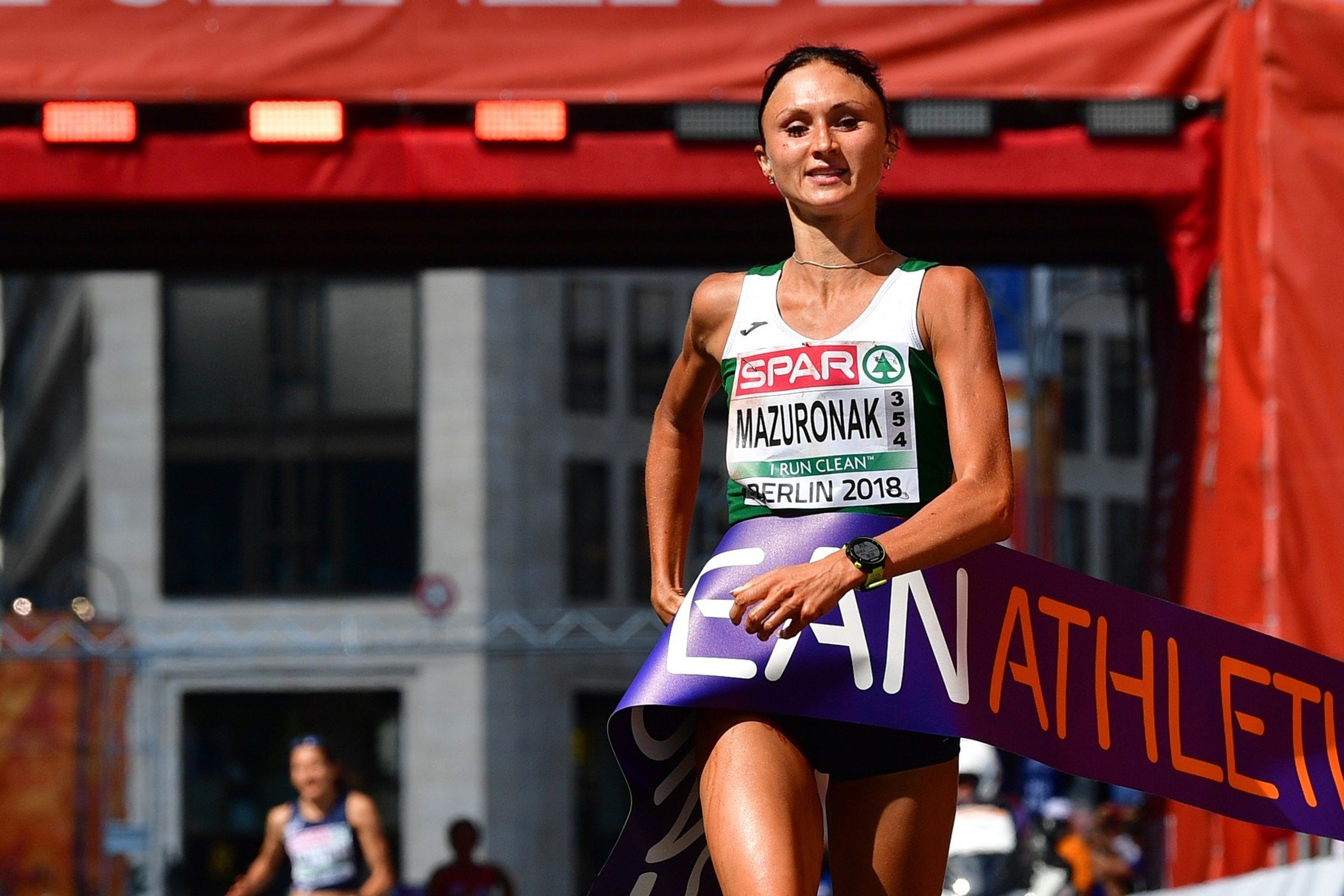 Volha Mazuronaková - GALERIE: Maratonkyně během závodu silně krvácela z nosu (3/4)