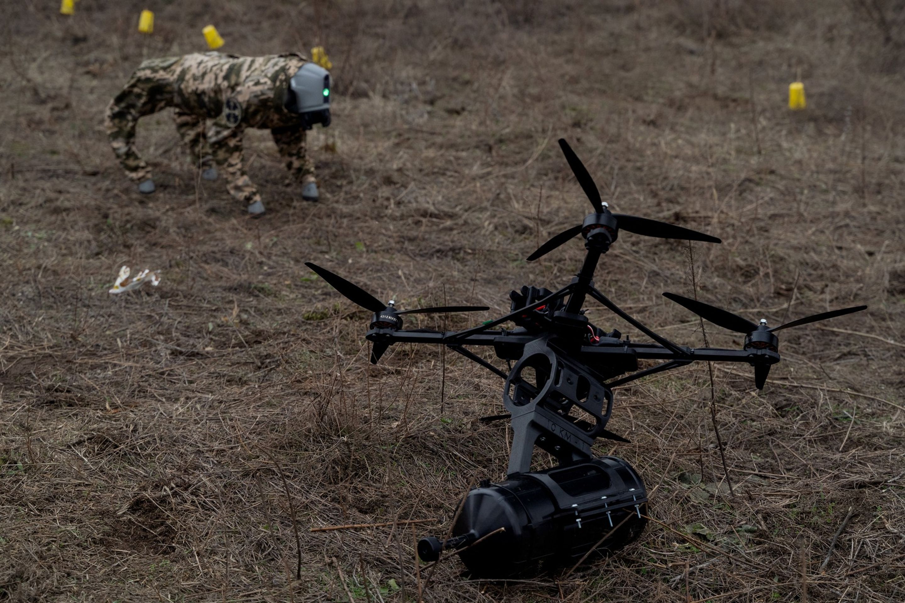 Robotický pes a dron využívající optická vlákna - Využívané drony ve válce na Ukrajině (2/3)
