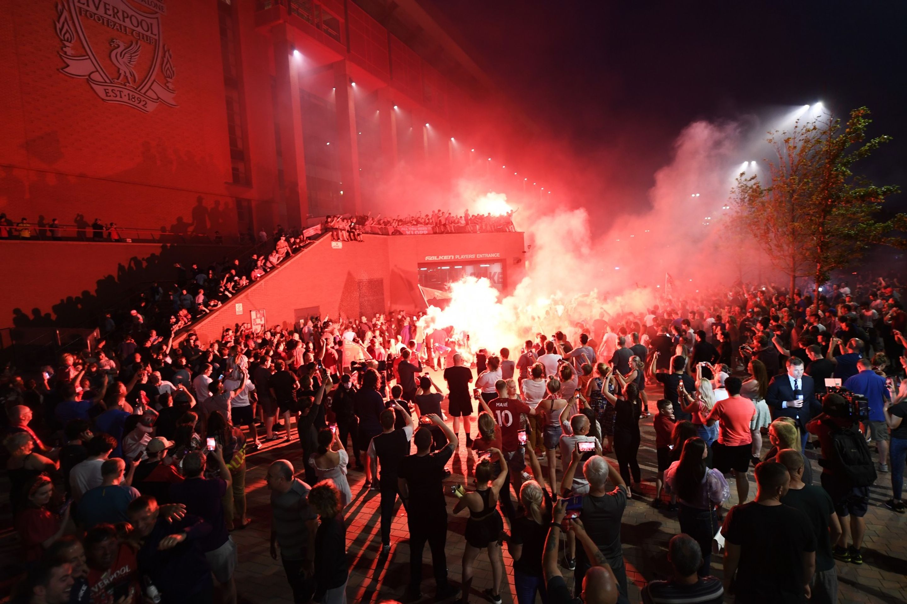 Slavící fanoušci Liverpoolu - GALERIE: Takhle slavili fanoušci Liverpoolu přímo ve městě (3/4)