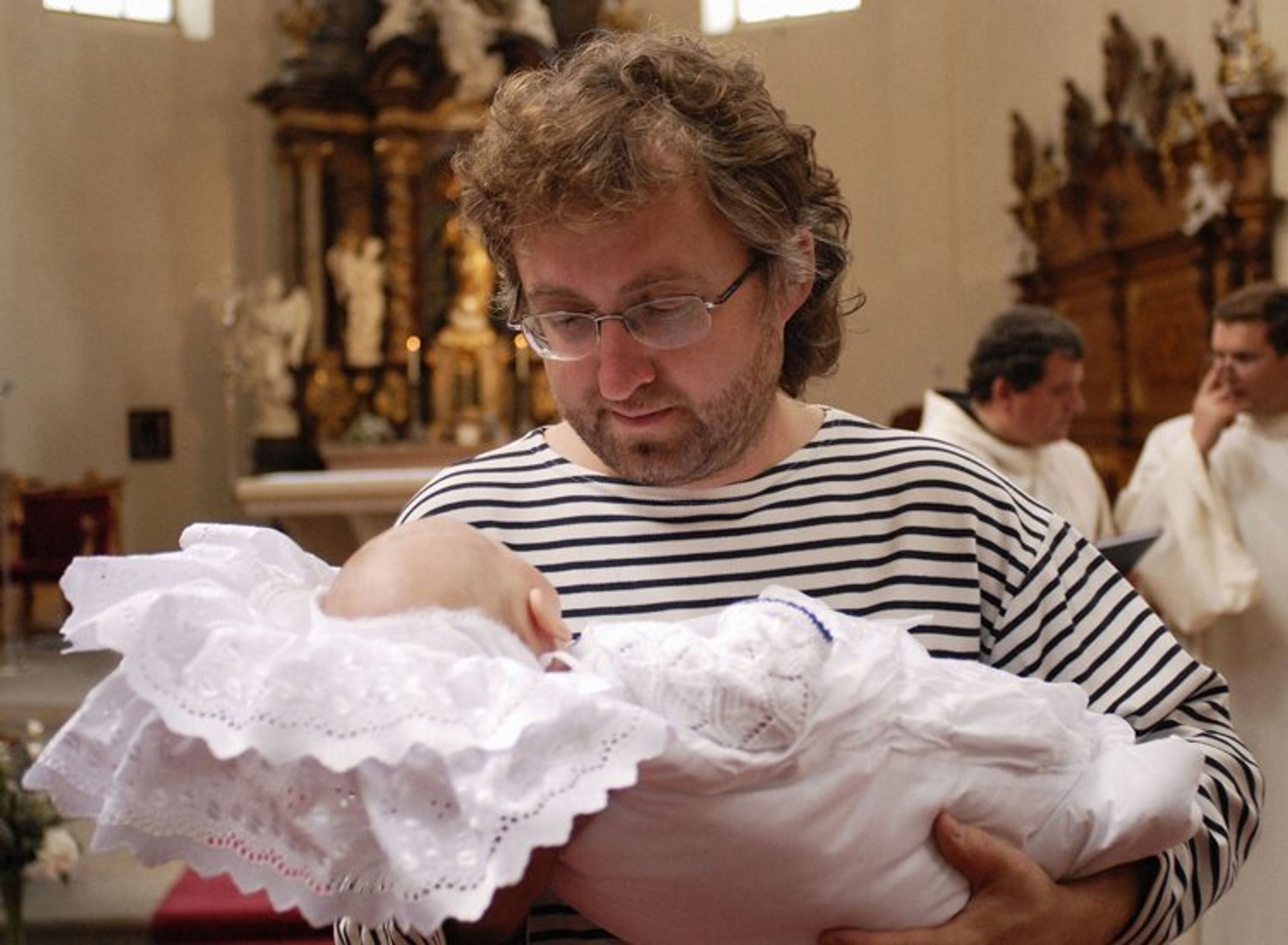 Jan Hřebejk drží v náručí svého syna Jonáše, který si zahrál ve filmu Medvídek - Macháček: S dcerou se mi hrálo báječně (3/3)