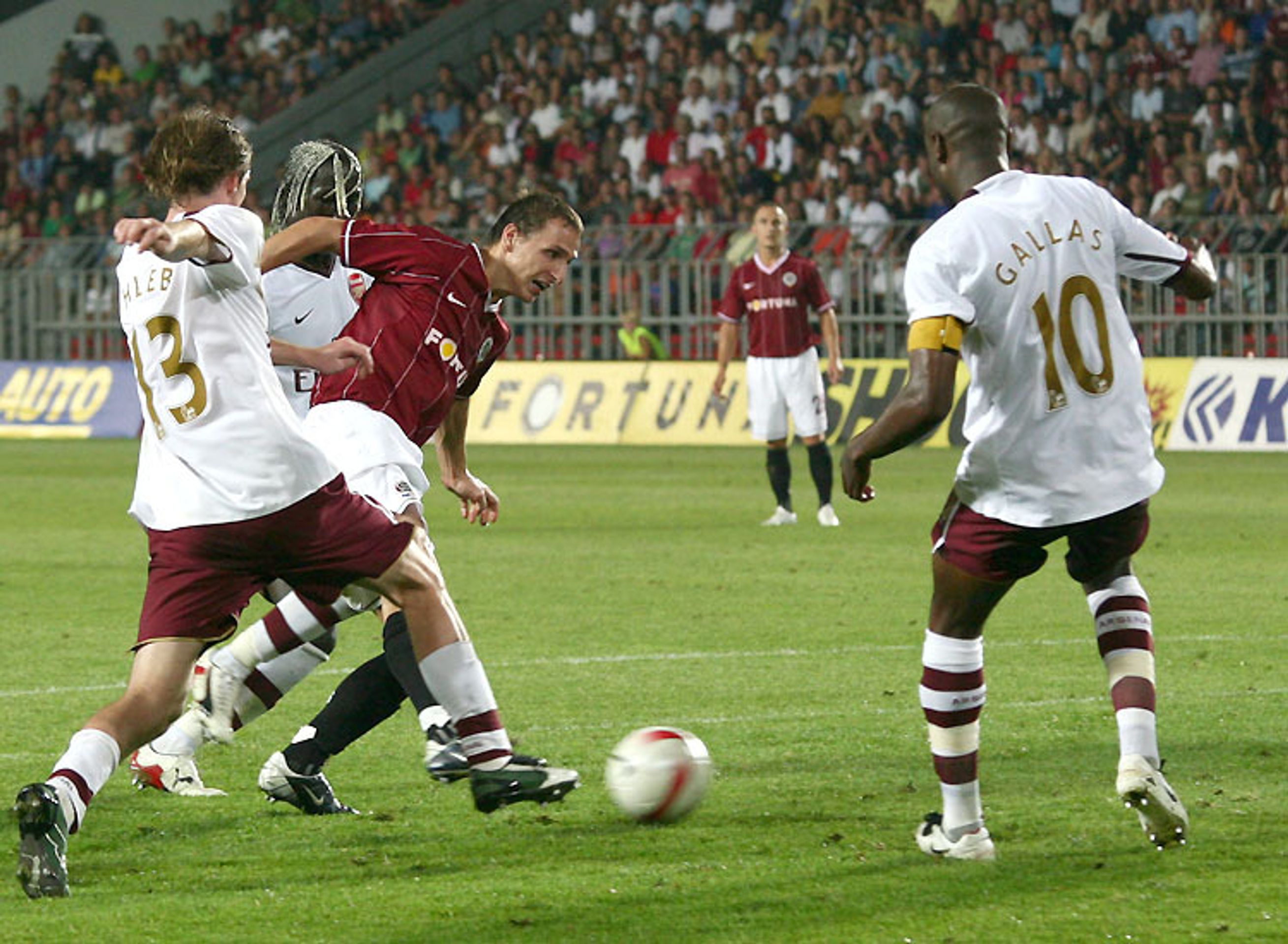 Až po boji podlehla Sparta Arsenalu 0:2. - Arsenal na Spartě spasil až Fabregas (8/10)