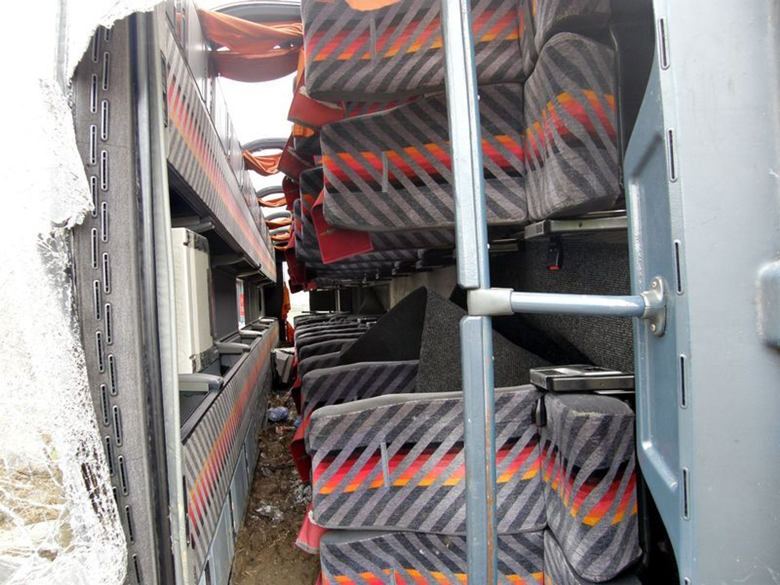 Nehoda autobusu u Říčan - Fotogalerie - Nehoda autobusu v Říčanech u Prahy (4/4)
