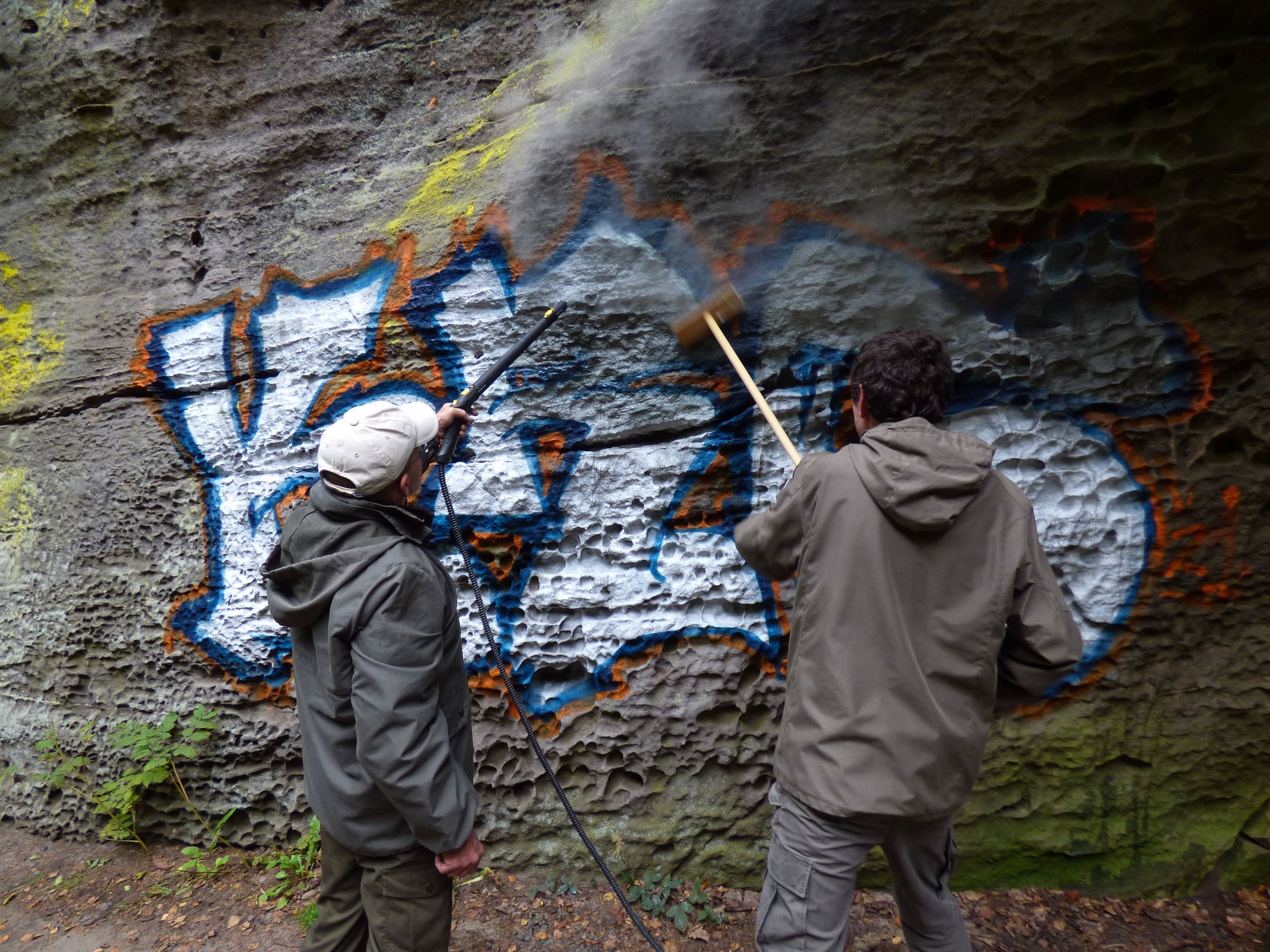 Odstranění graffiti v Edmundově soutěsce  (10) - Čištění graffiti v Edmundově soutěsce (10/16)