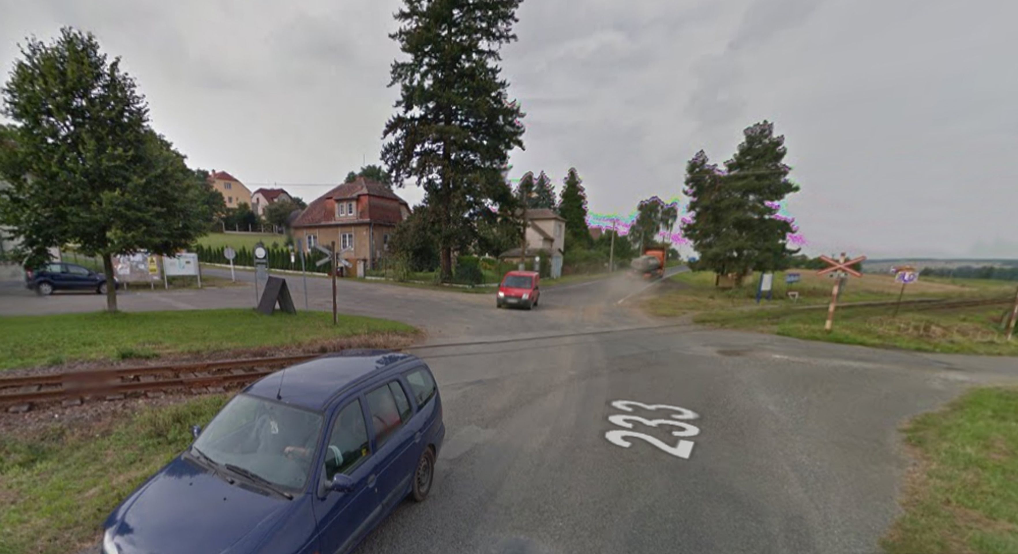 Nebezpečné přejezdy: P 453, Chrást - Radnice, Plzeňský kraj - přejezd bez světel, ŘEŠENÍ: se závorami. DŮVOD: U zastávky Sedlecko, silnice II. třídy, nehodovost, velký provoz, šikmé křížení - GALERIE: Nebezpečné přejezdy - Liberecký kraj, Ústecký kraj, Karlovarský kraj, Plzeňský kraj (7/11)