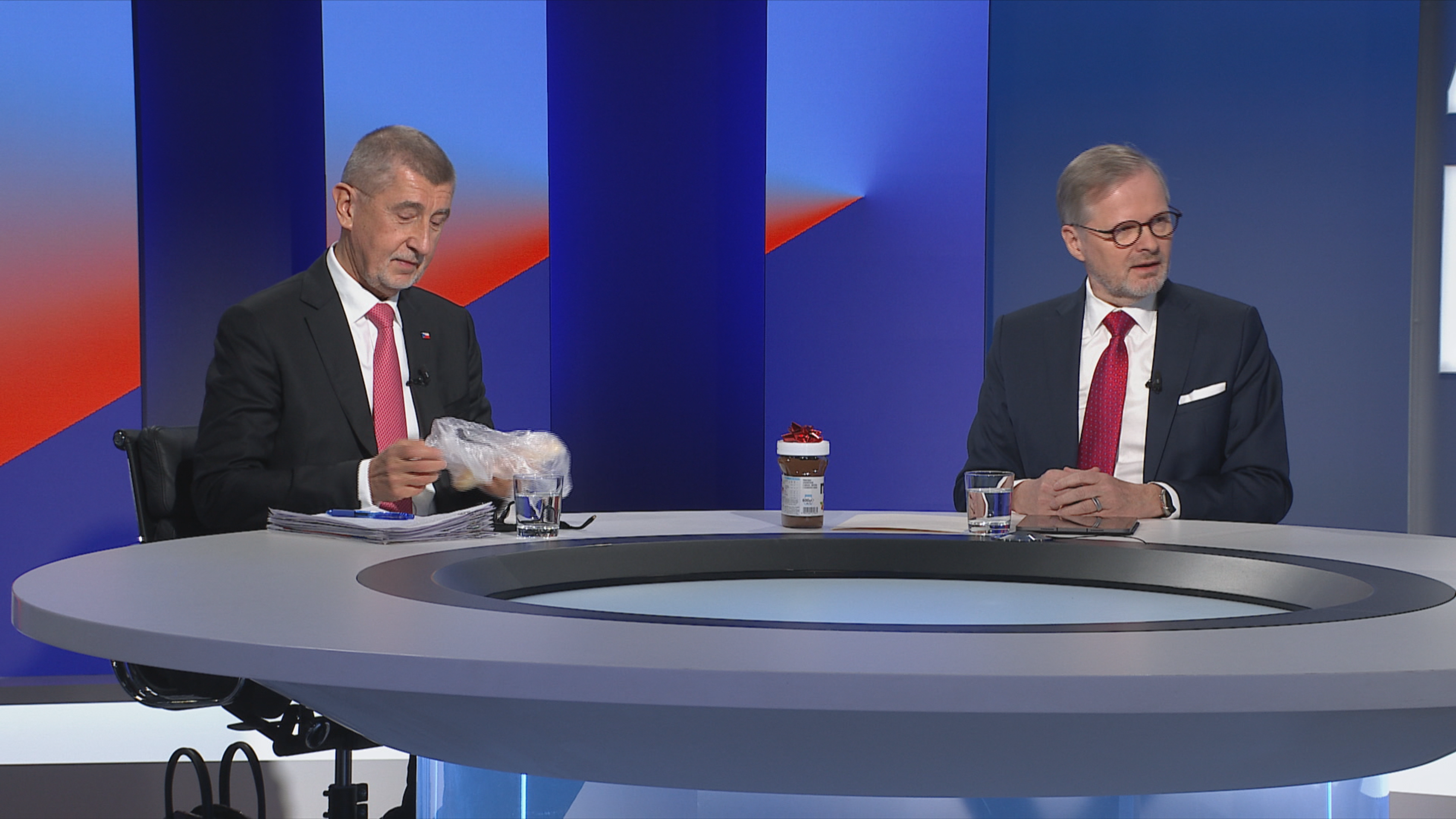 Andrej Babiš a Petr Fiala v pořadu Za pět dvanáct - Babiš přinesl Fialovi rohlík s Nutellou (9/10)