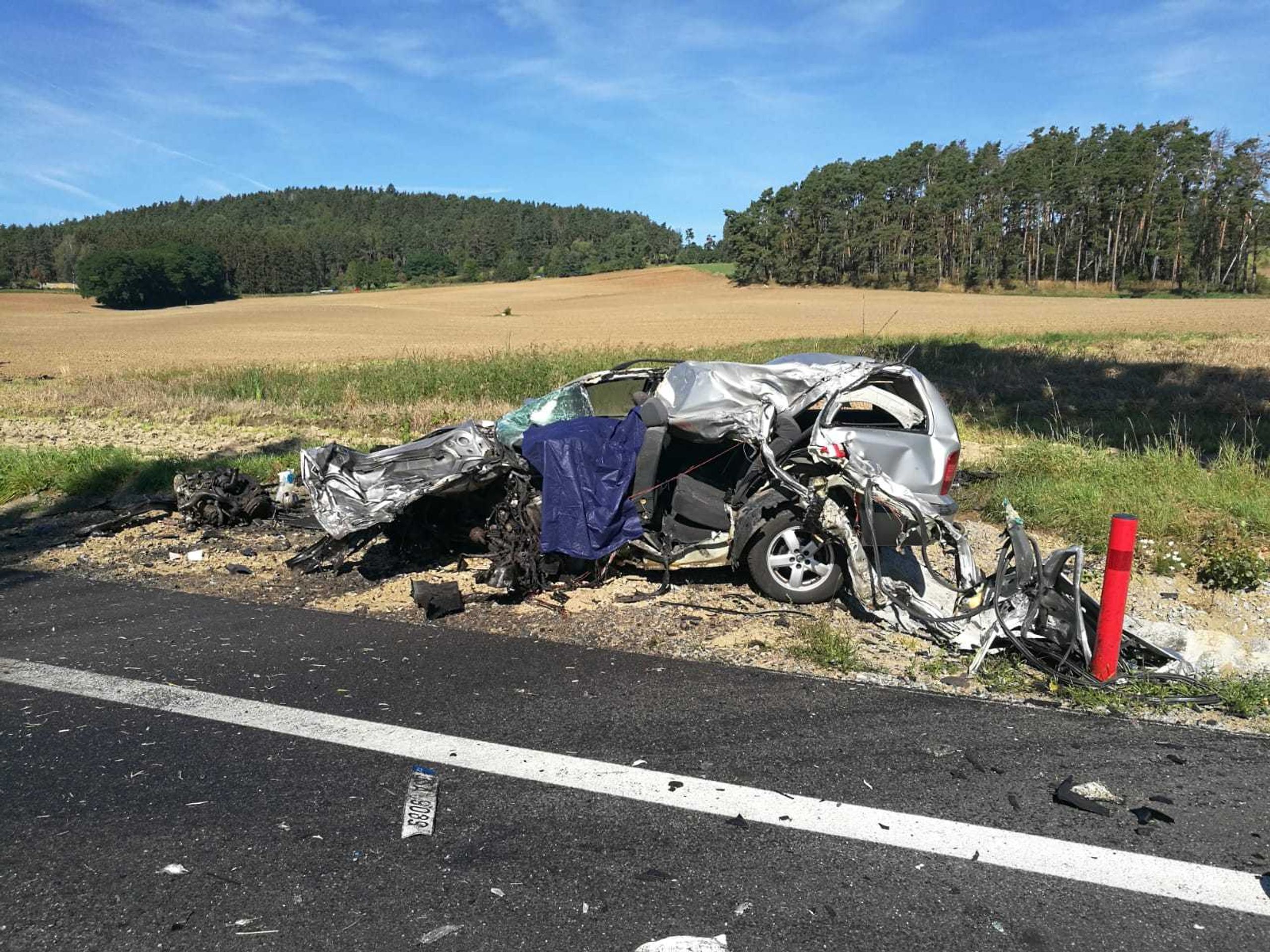 Auto se srazilo s náklaďákem - 3 - GALERIE: Tragická nehoda (3/5)
