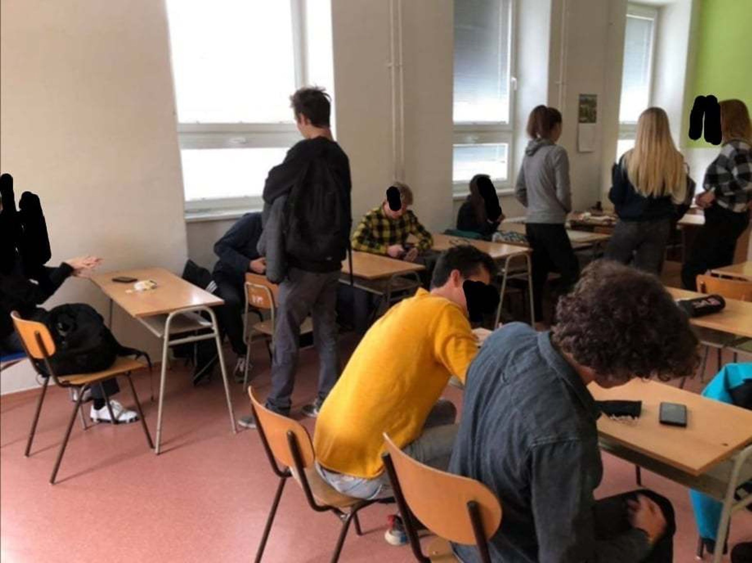 Studenti v rouškách ve třídách - 4 - GALERIE: Studenti v rouškách ve třídách (4/4)