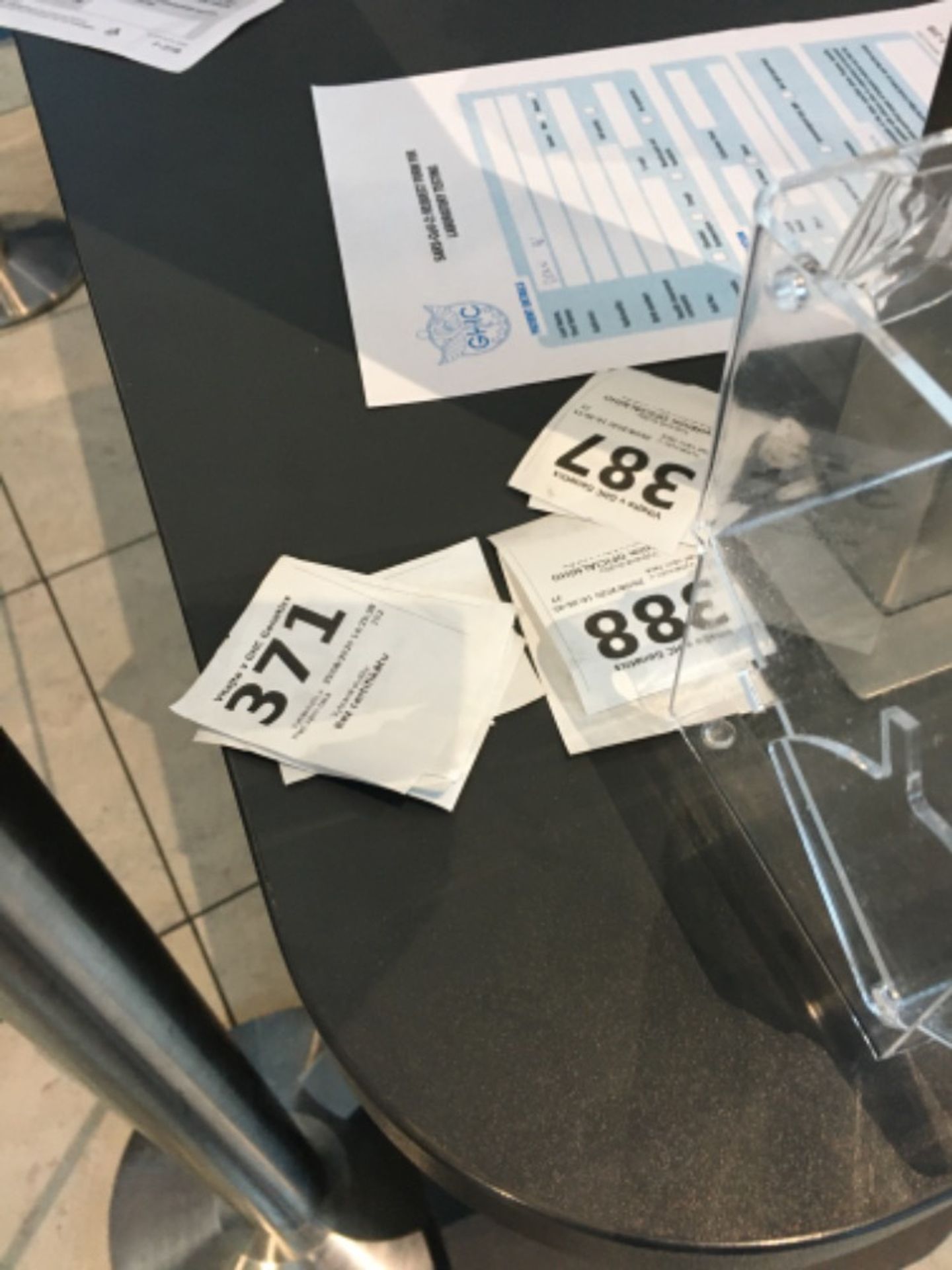 Odběrové místo na Letišti Václava Havla - 2 - GALERIE: U odběrového místa na letišti se tvoří velké fronty (4/4)