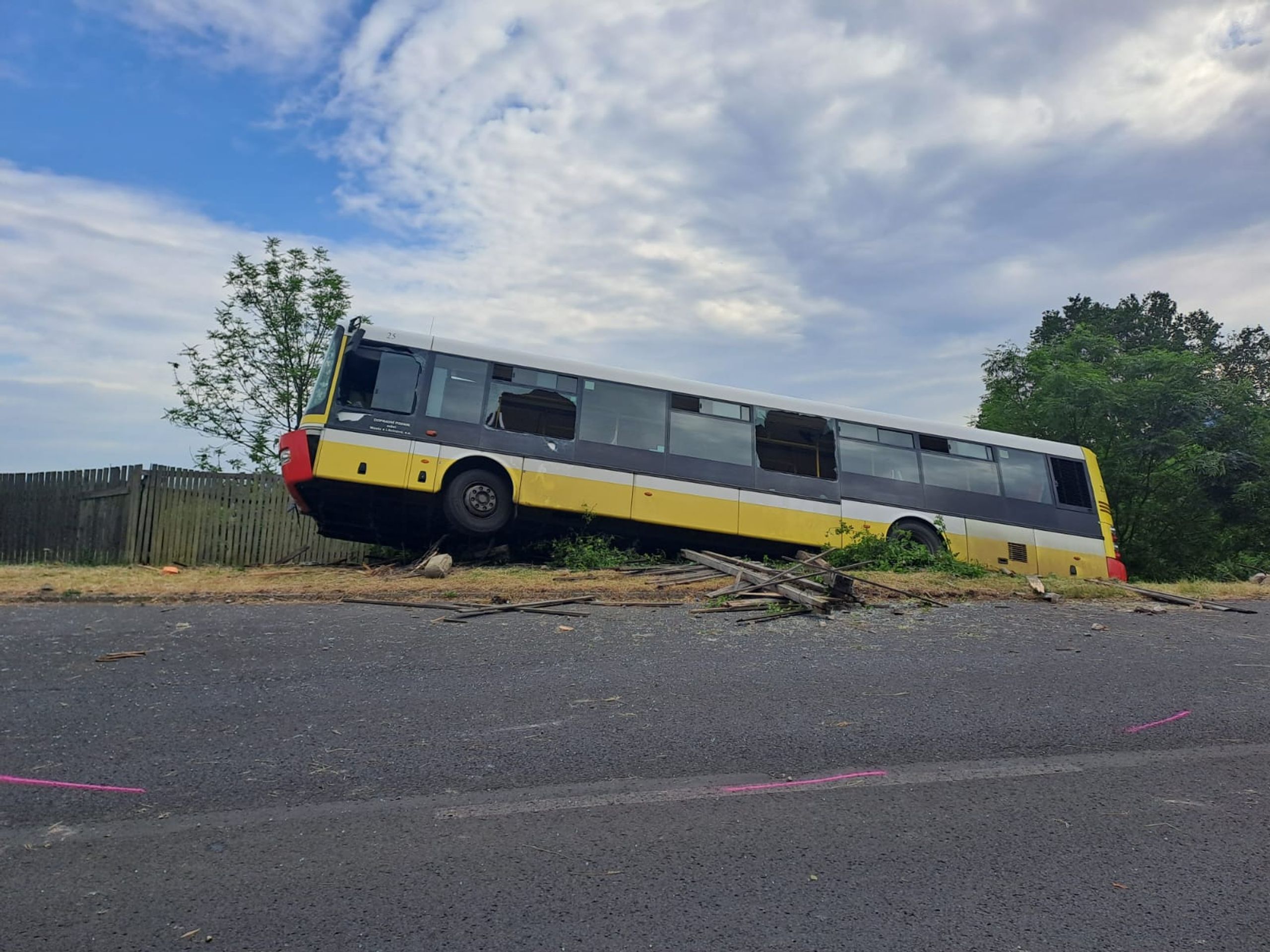 Nehoda autobusu v obci Janov na Ústecku - Nehoda autobusu v obci Janov na Ústecku (1/4)
