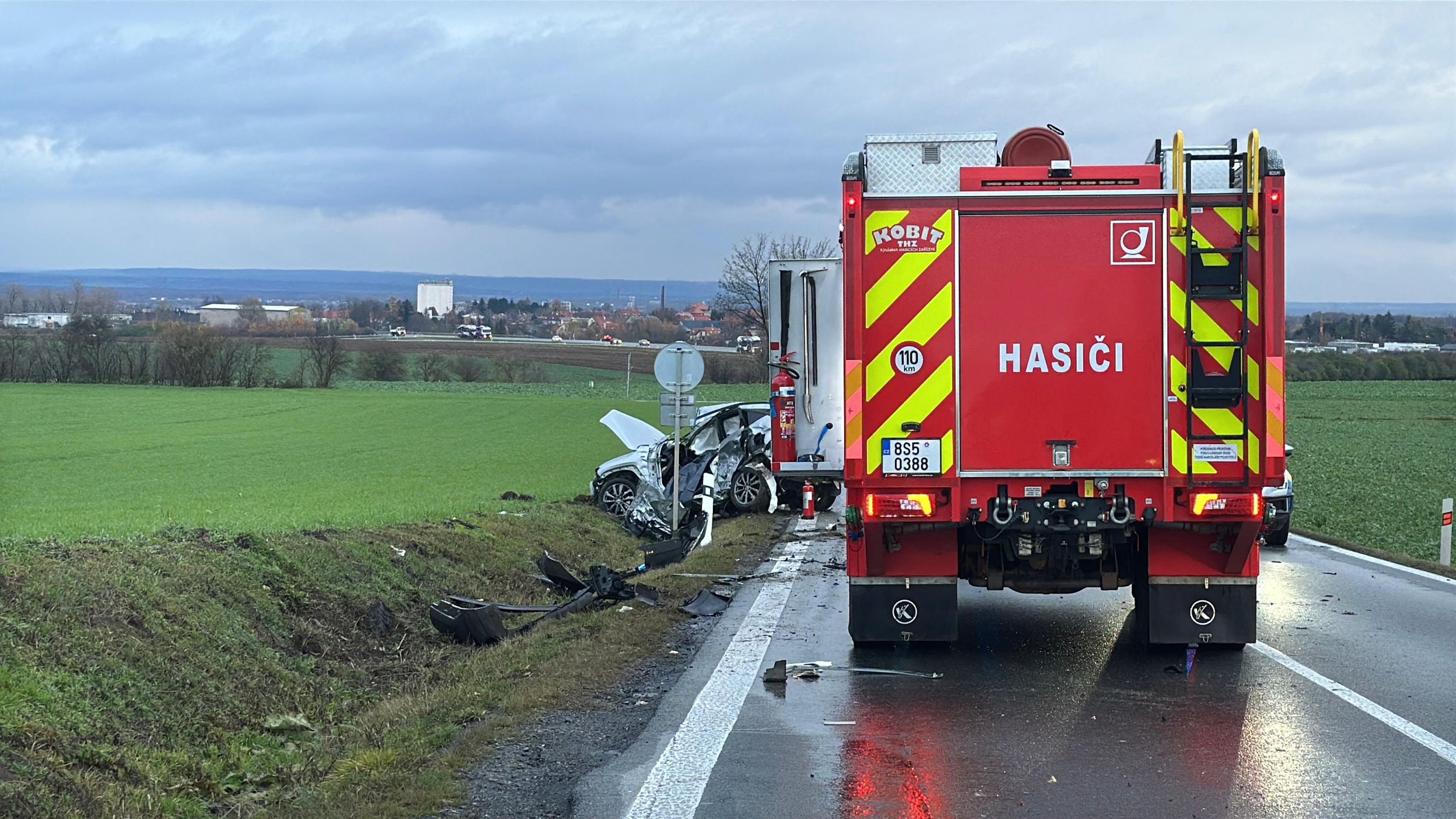 Tragická nehoda autobusu a osobního auta v Bořanovicích - Tragická nehoda autobusu a osobního auta v Bořanovicích (3/4)