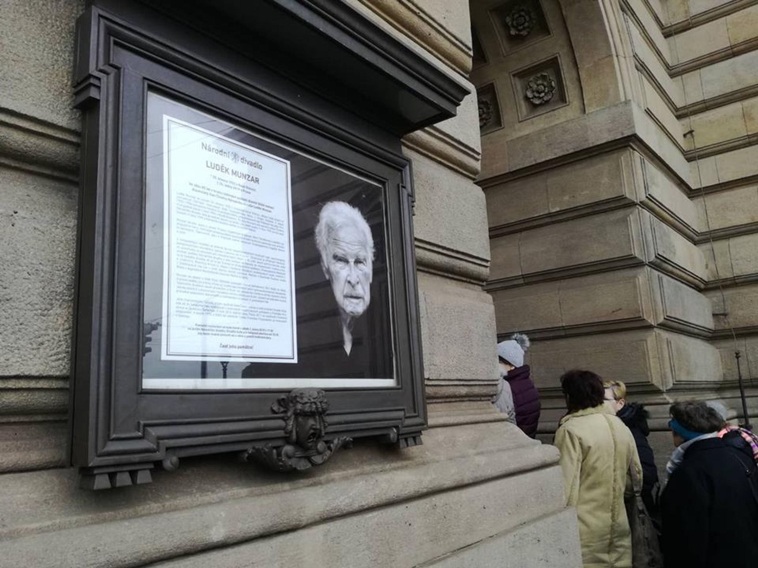 Rozloučení s hercem Luďkem Munzarem - GALERIE: Lidé se loučí s hercem Luďkem Munzarem (1/40)