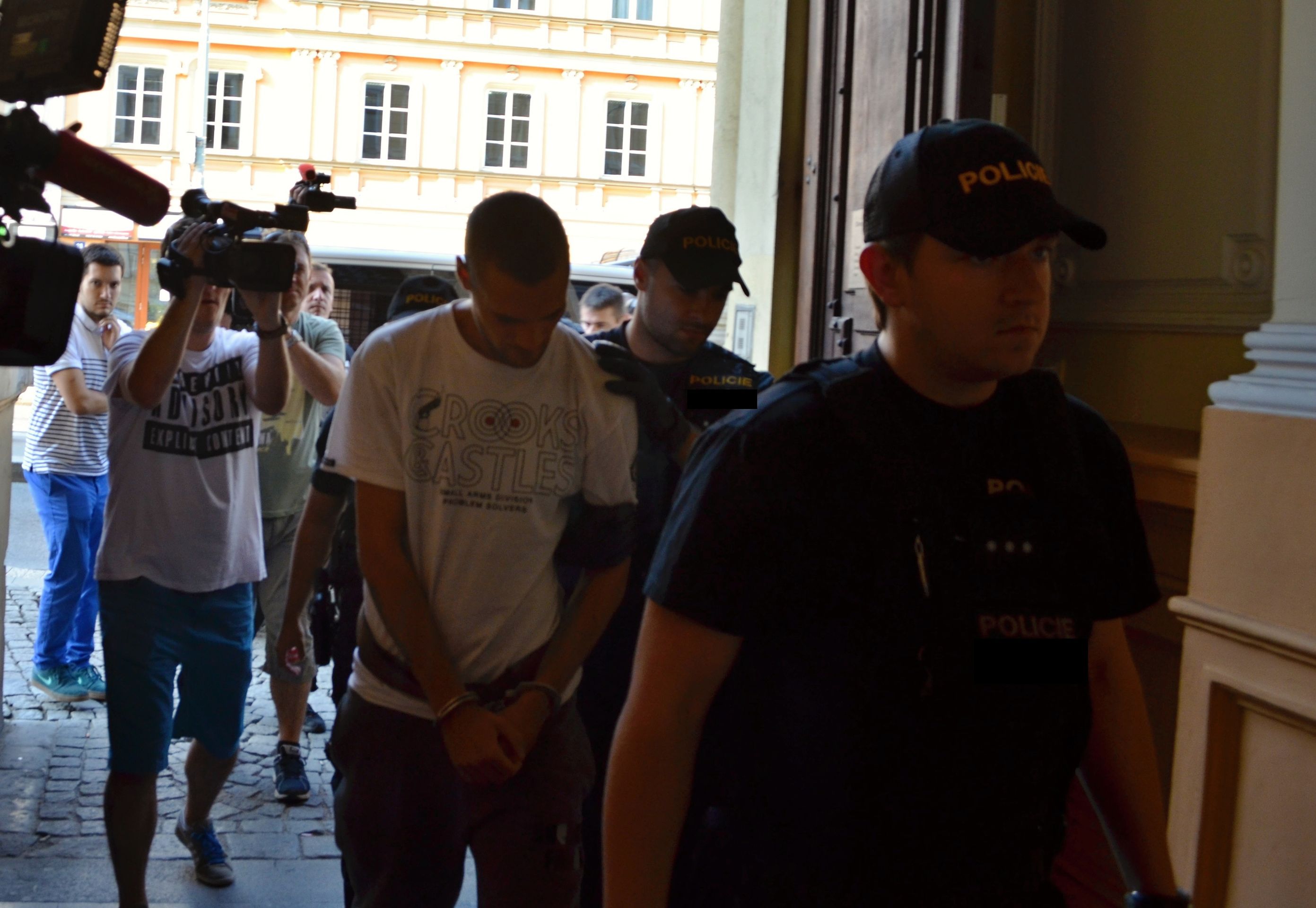 Půčka vezou k soudu - GALERIE: Policie přivezla Půčka k soudu, který rozhodne o vazbě (8/8)
