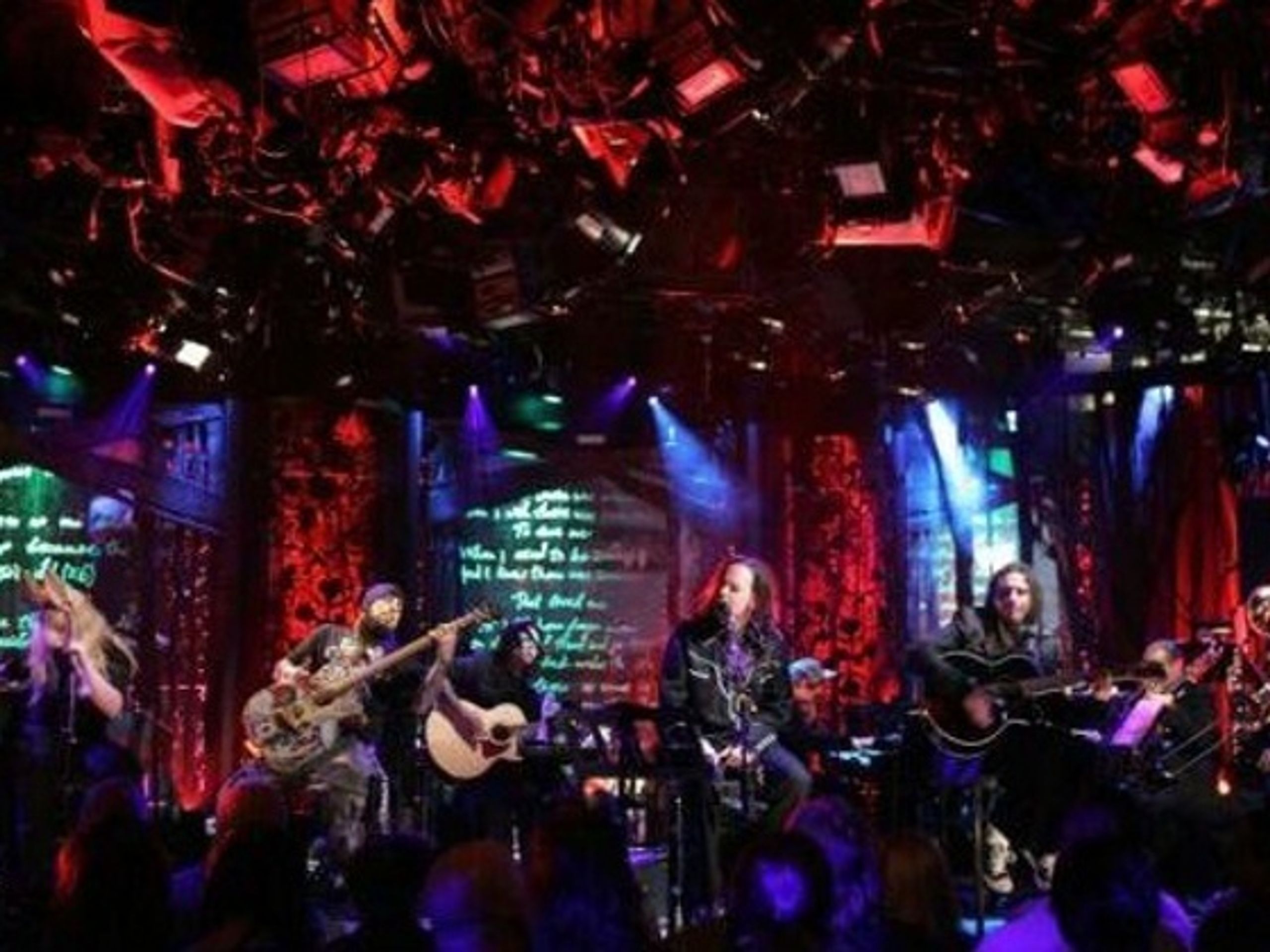 Kapela Korn při Unplugged vystoupení na MTV. - Hudební novinky roku 2008 přinesou veličiny jako Moby či Kravitz (2/3)