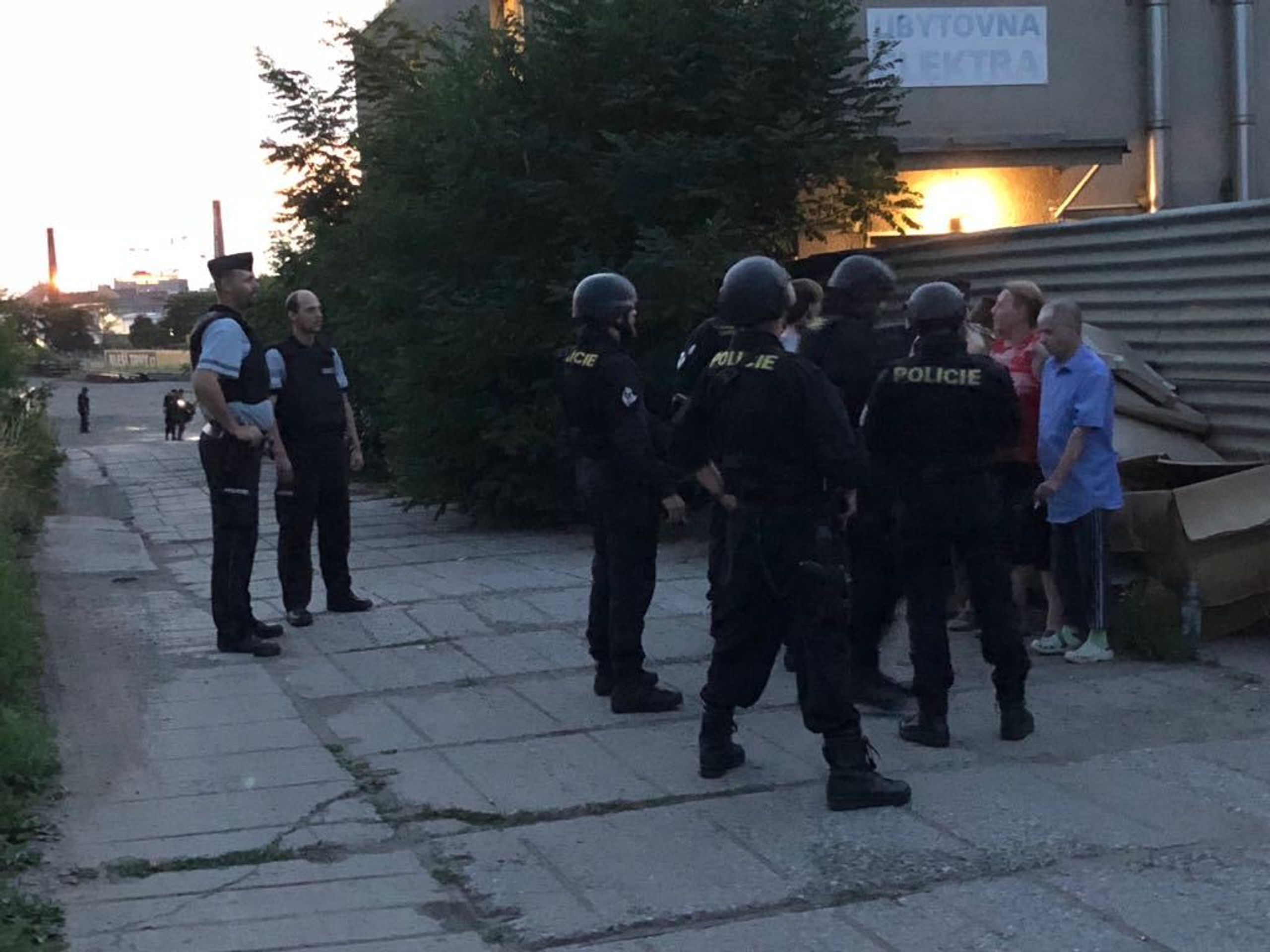 Střelba v ubytovně na Praze 9 - 4 - GALERIE: Střelba na ubytovně v Praze (2/6)