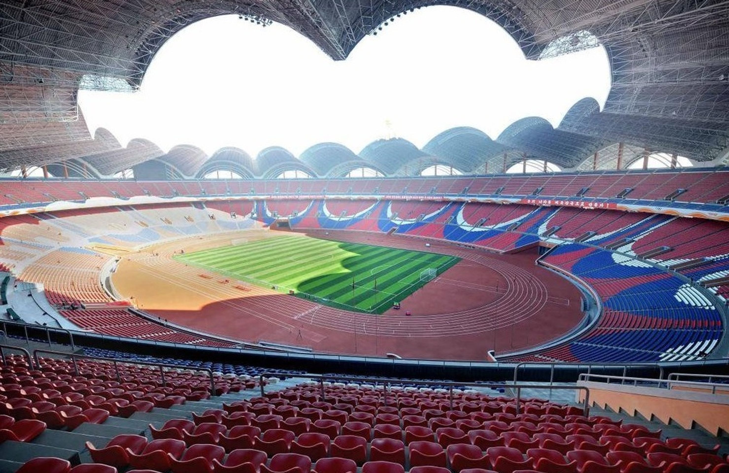 Stadion 1. máje - 3 - GALERIE: Největší fotbalový stadion na světě (1/6)