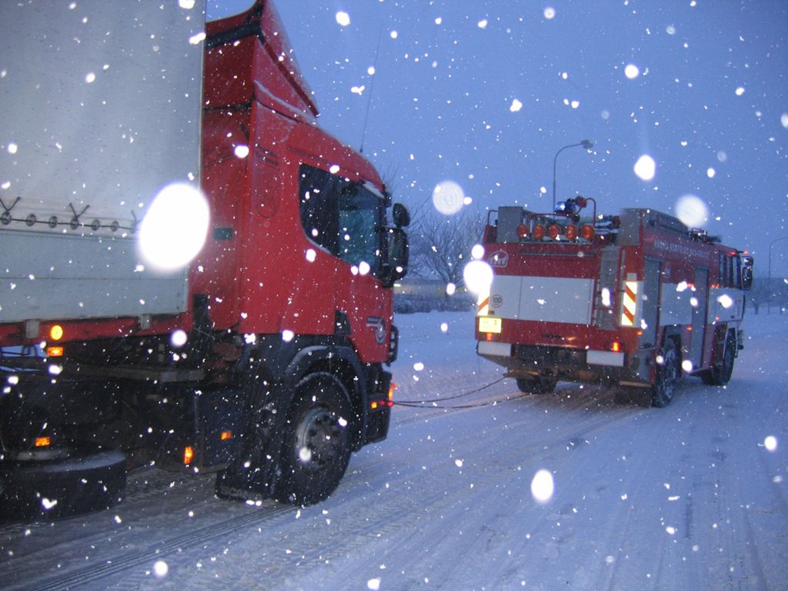 Dobrovolní hasiči z Kostelce nad Orlicí pomohli se zprůjezdněním hlavní silnice v Kostelci nad Orlicí - GALERIE: Sněhová kalamita (4/5)