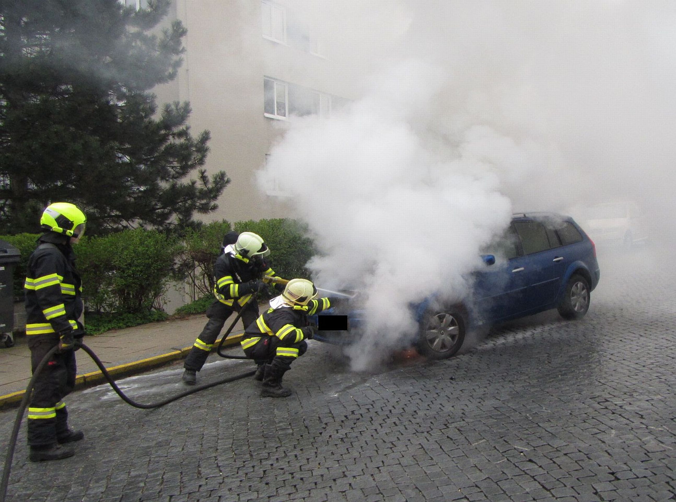 Řidičce začalo ve Zlíně hořet auto za jízdy - GALERIE: Ve Zlíně začalo hořet auto za jízdy (3/5)