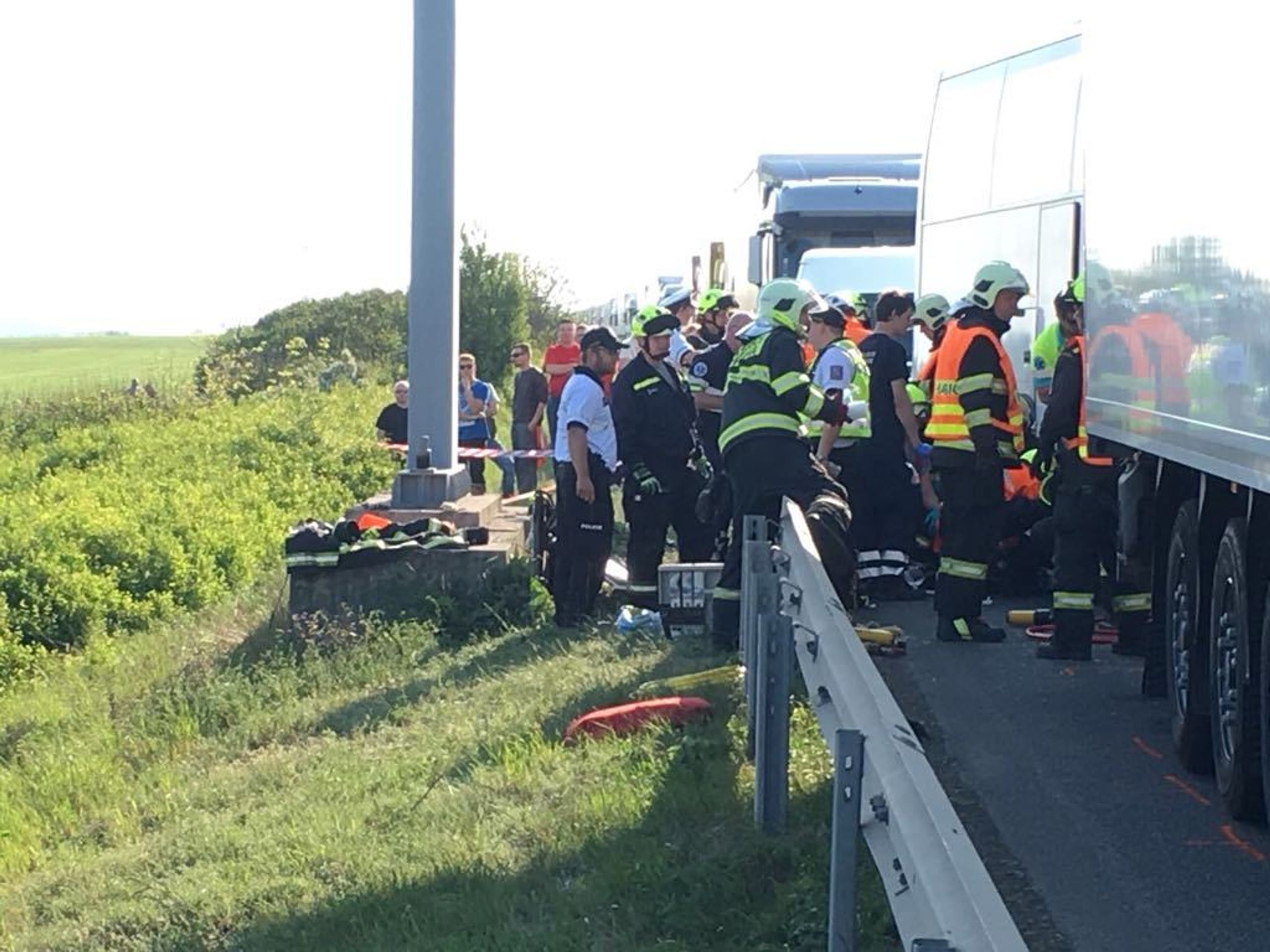 Vážná nehoda kamionu, dodávky a autobusu na dálnici D5 u Prahy - 4 - GALERIE: Vážná nehoda kamionu, dodávky a autobusu na dálnici D5 u Prahy (2/5)
