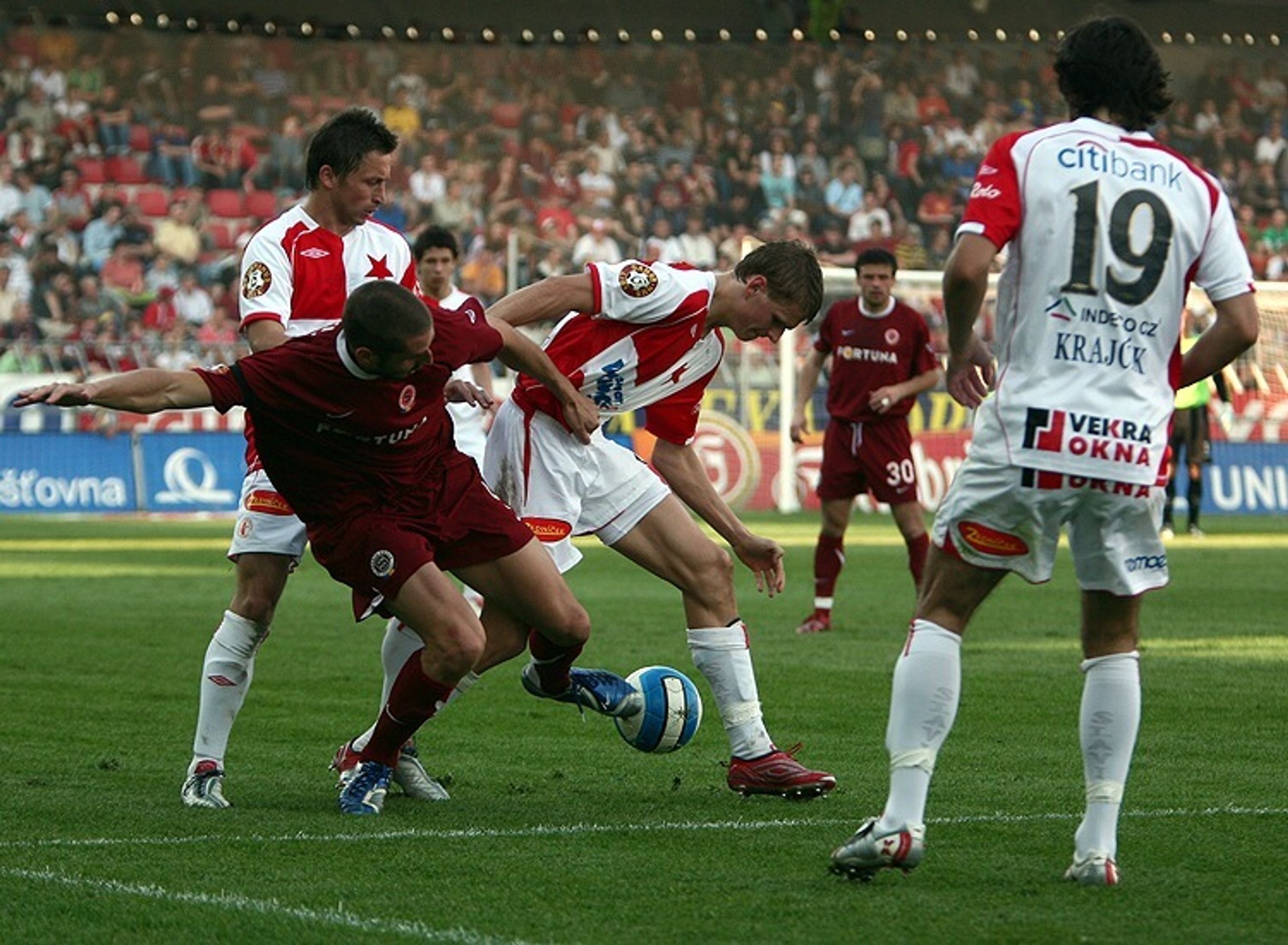 Souboj v hloubi hracího pole. - Horváth vystřelil Spartě výhru v derby (9/21)