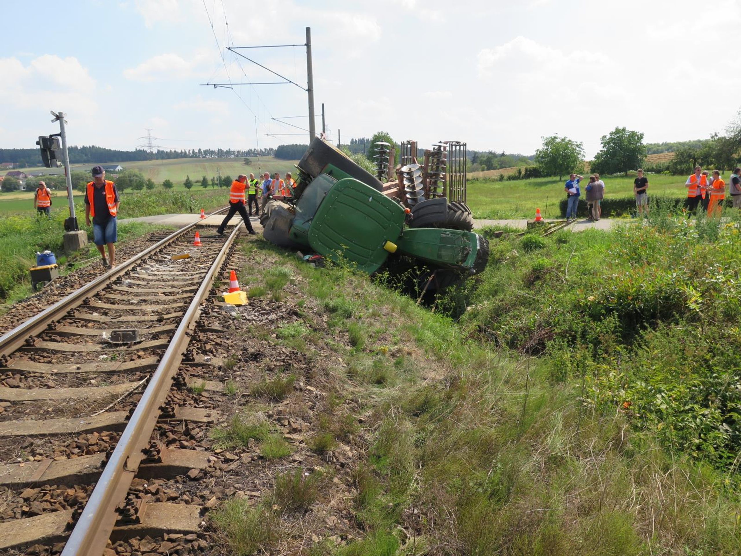 Srážka vlaku s traktorem ve Smrkovicích - 7 - GALERIE: Vlak srazil traktor ve Smrkovicích na Písecku (7/9)