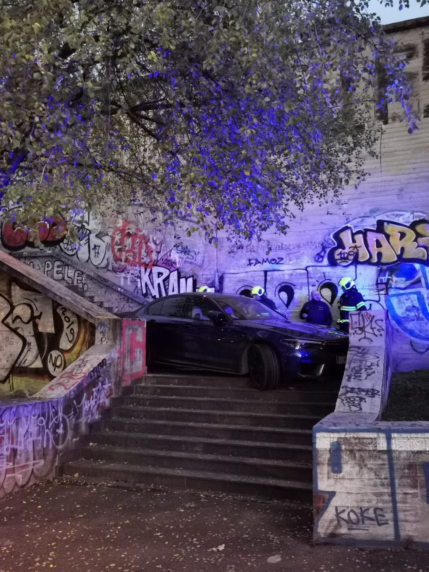 BMW uvázlo na schodech pro pěší v Praze - 4 - GALERIE: BMW se zaseklo na schodech (3/6)