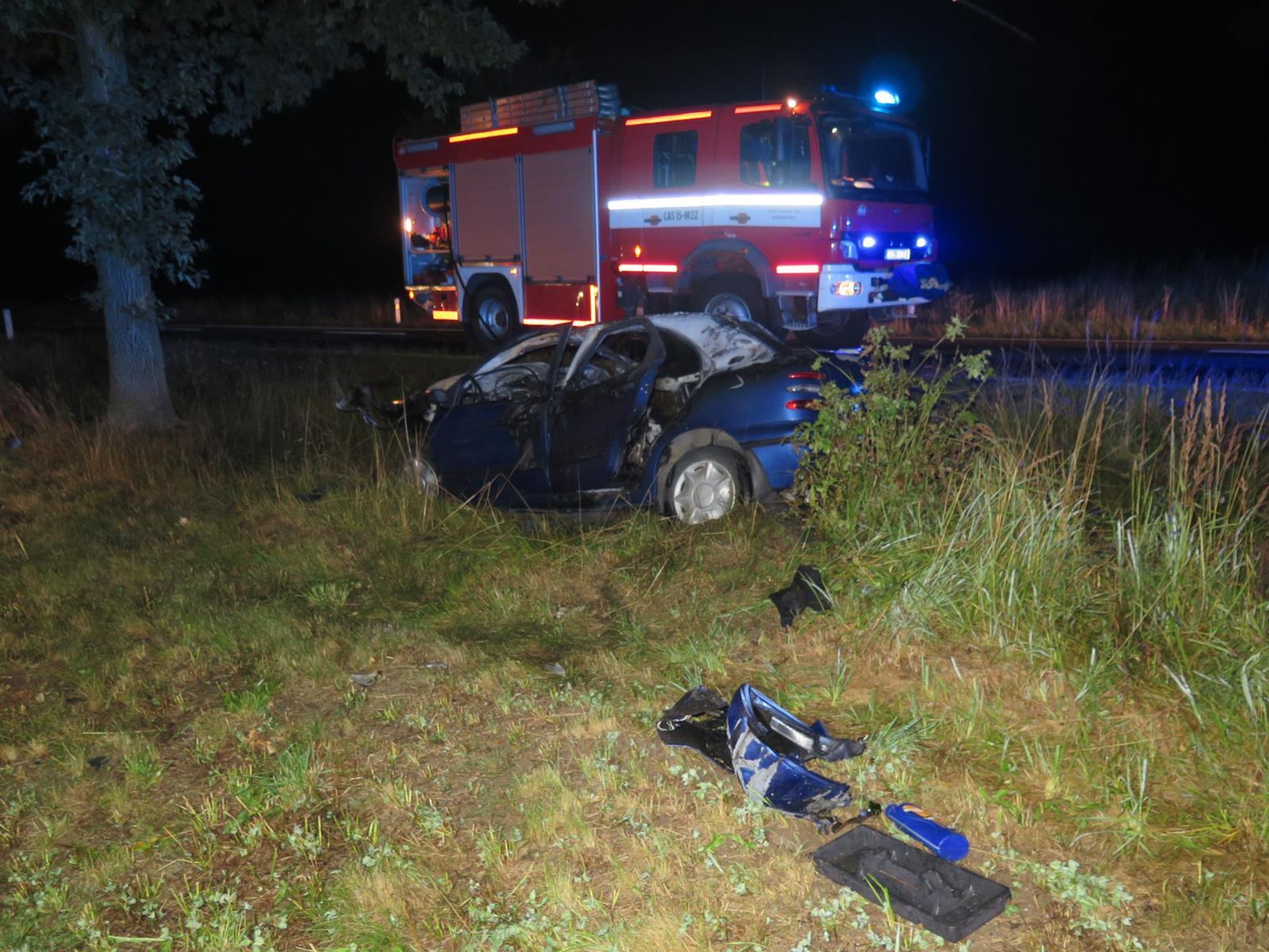 Auto začalo po nehodě u Milevska hořet - 4 - GALERIE: Auto začalo po nehodě u Milevska hořet (3/6)