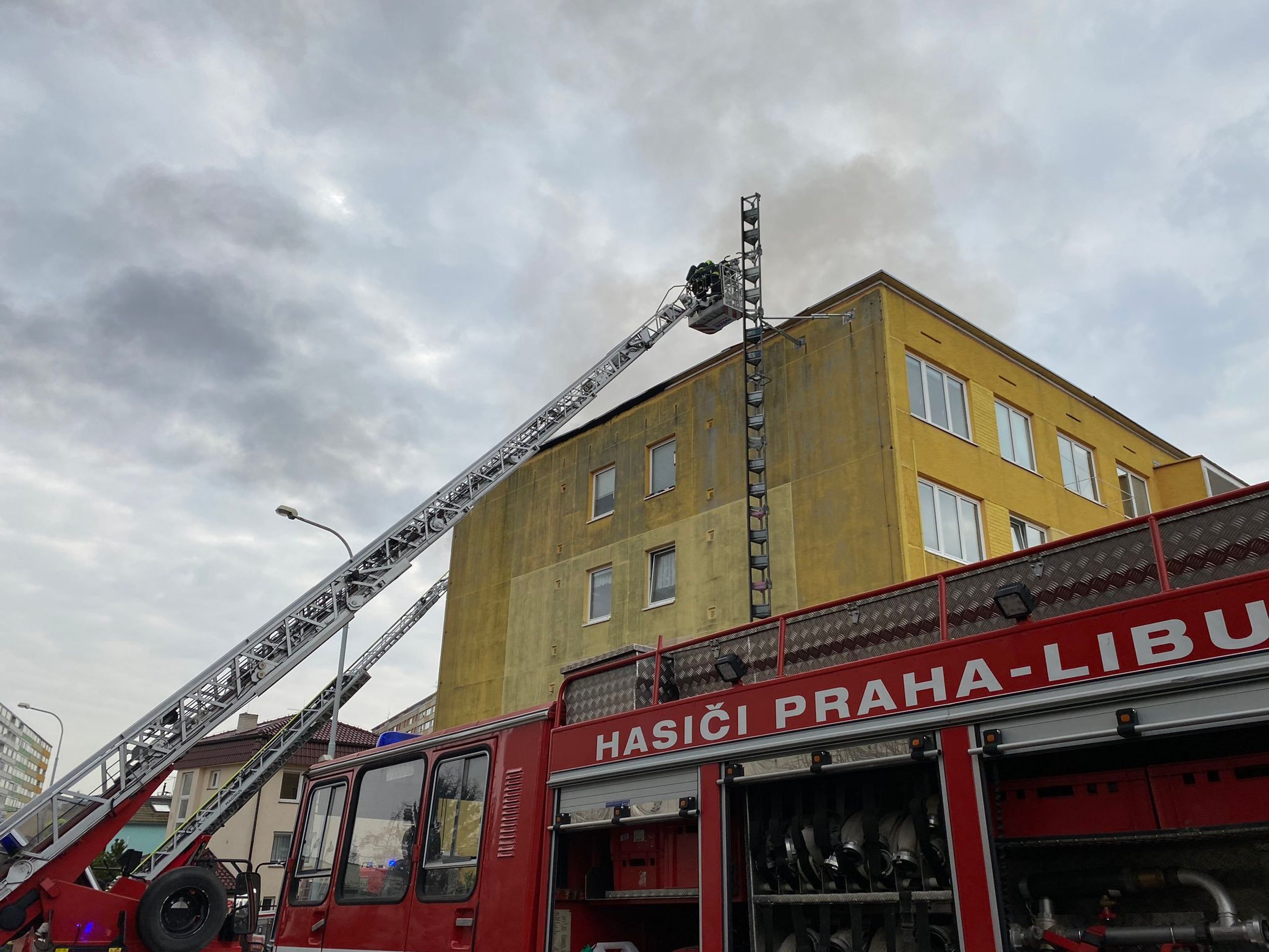 Požár domu v Praze - 3 - GALERIE: Požár domu v Praze (3/9)