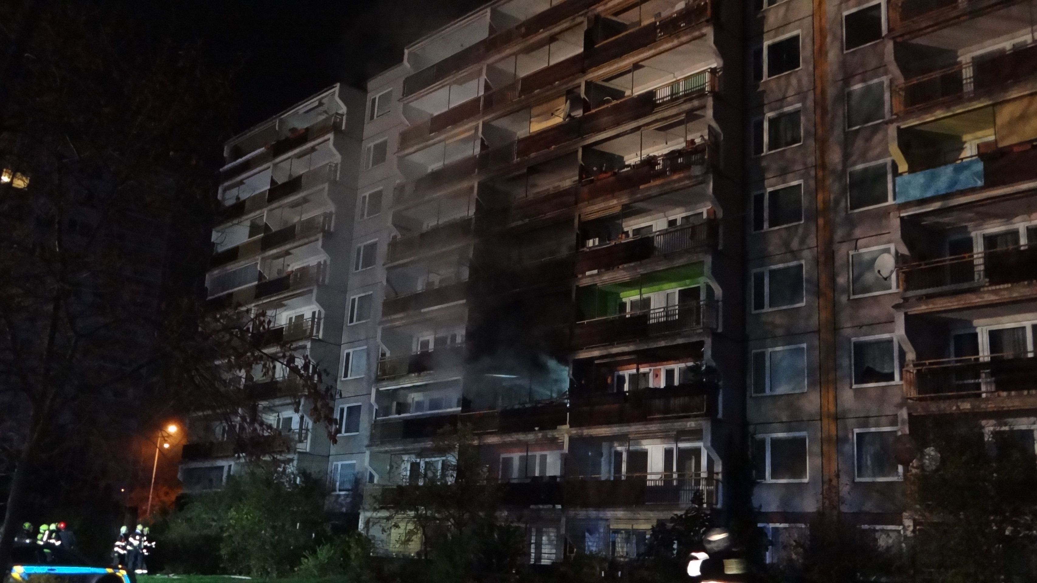 U požáru s náročnou evakuací zasahovalo pět hasičských jednotek - GALERIE: Požár v pečovatelském domě v Praze (4/19)