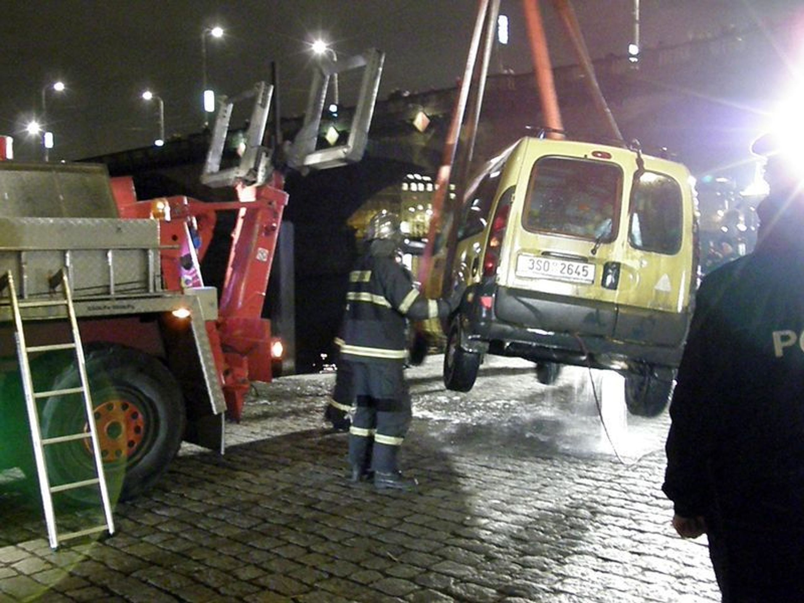 Špatně zaparkované auto sjelo do Vltavy - GALERIE: Auto ve Vltavě (5/6)