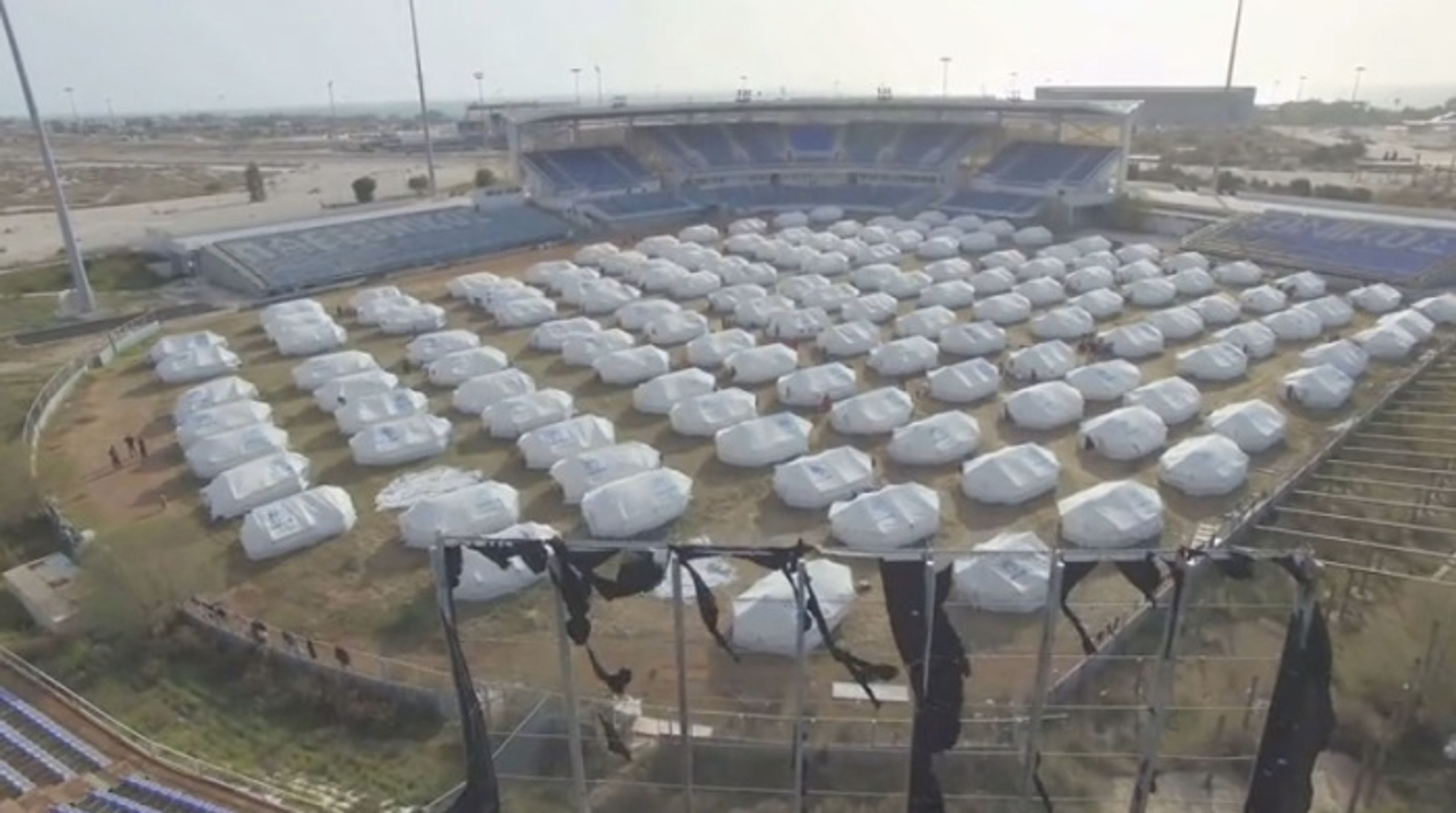 Stanové městečko, uprchlíci našli zázemí na olympijském baseballovém stadionu z roku 2004 - GALERIE: Místo Hellinikon - fašisté, CIA, olympiáda, uprchlíci (8/9)