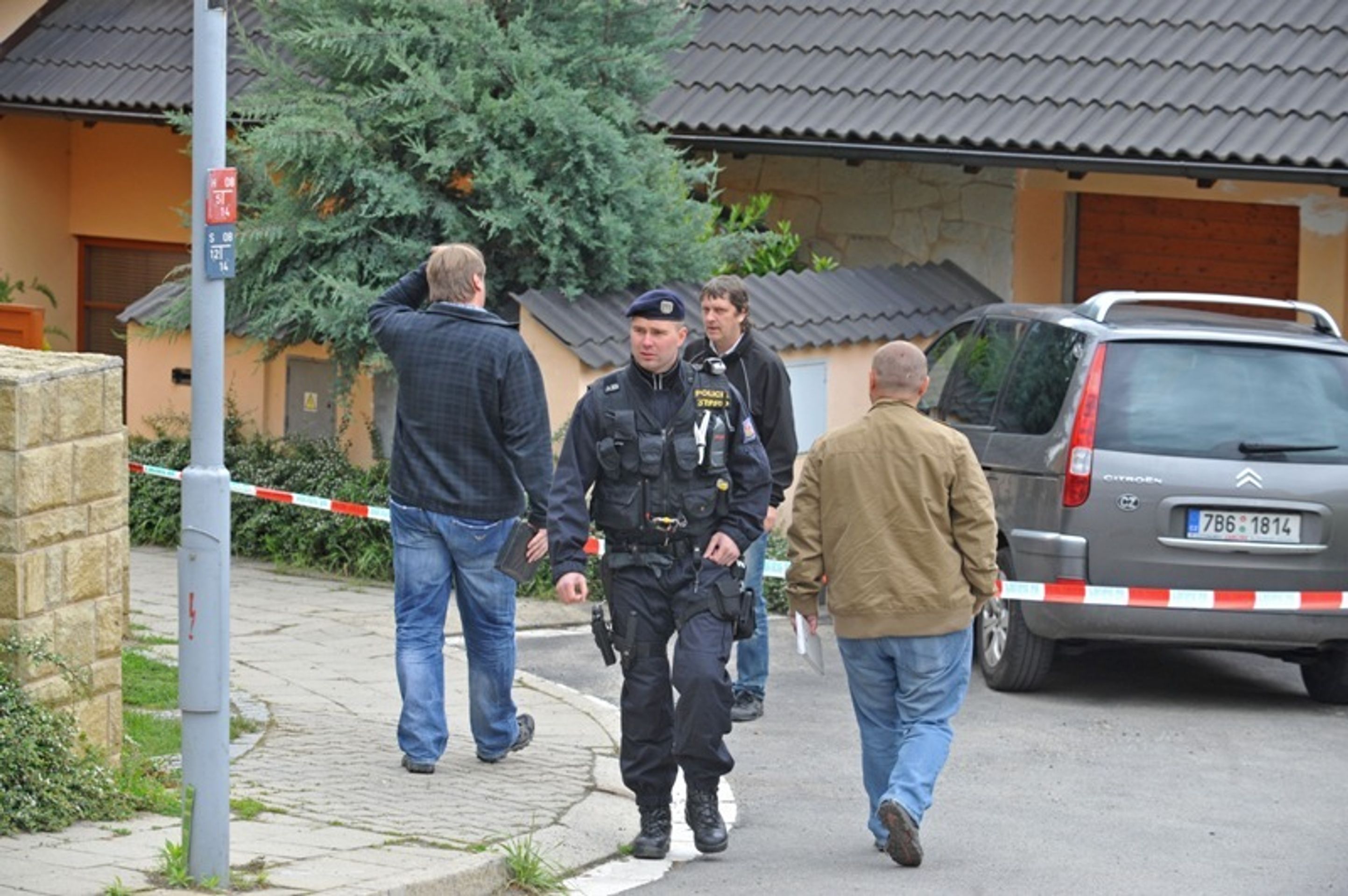 Čtyřnásobná vražda v Brně - policisté na místě činu - 2 - GALERIE: Čtyřnásobná vražda v Brně Ivanovicích - místo činu (3/8)