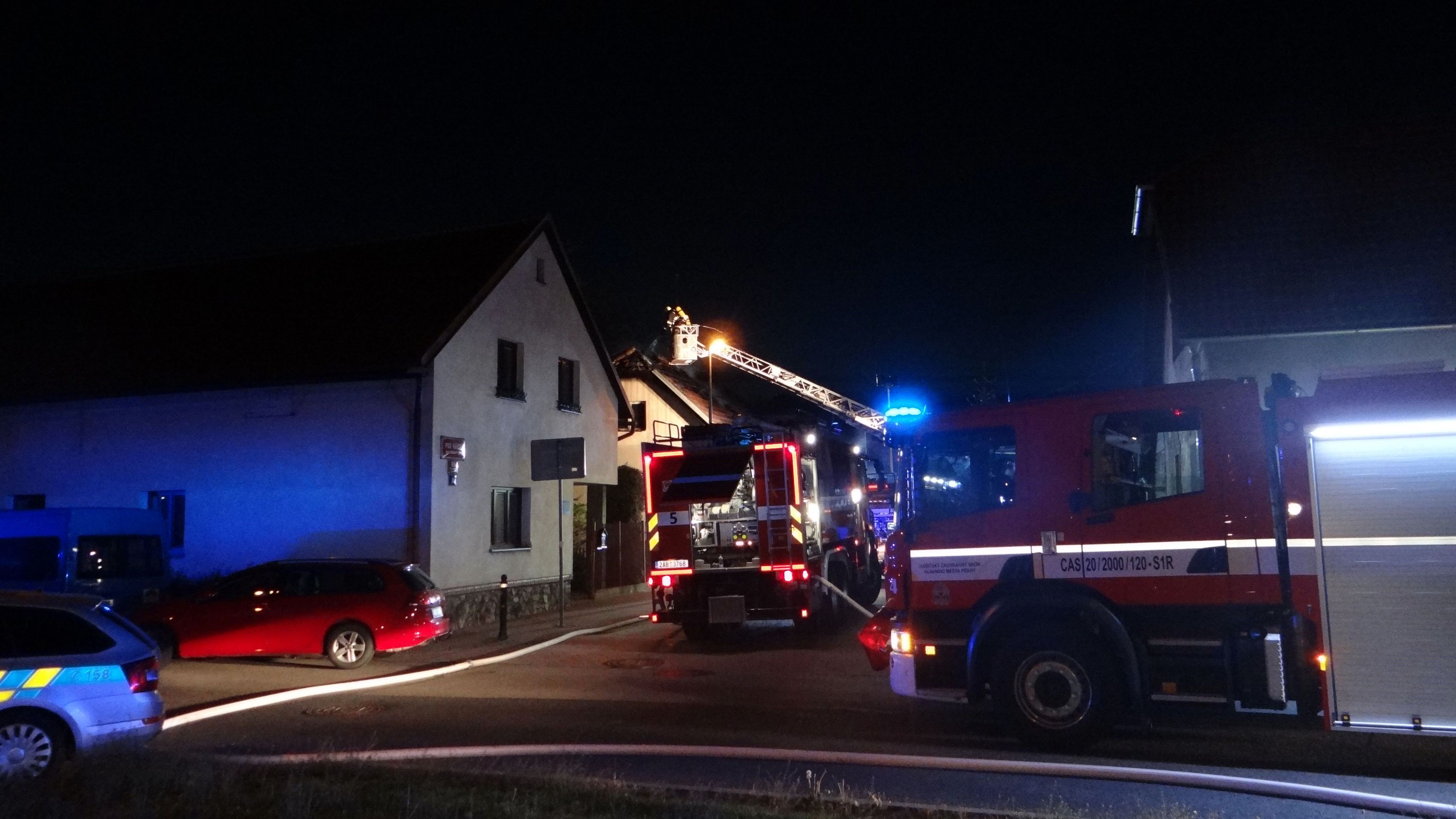 S ohněm bojovalo šest jednotek hasičů - GALERIE: Požár domu v Praze (1/5)